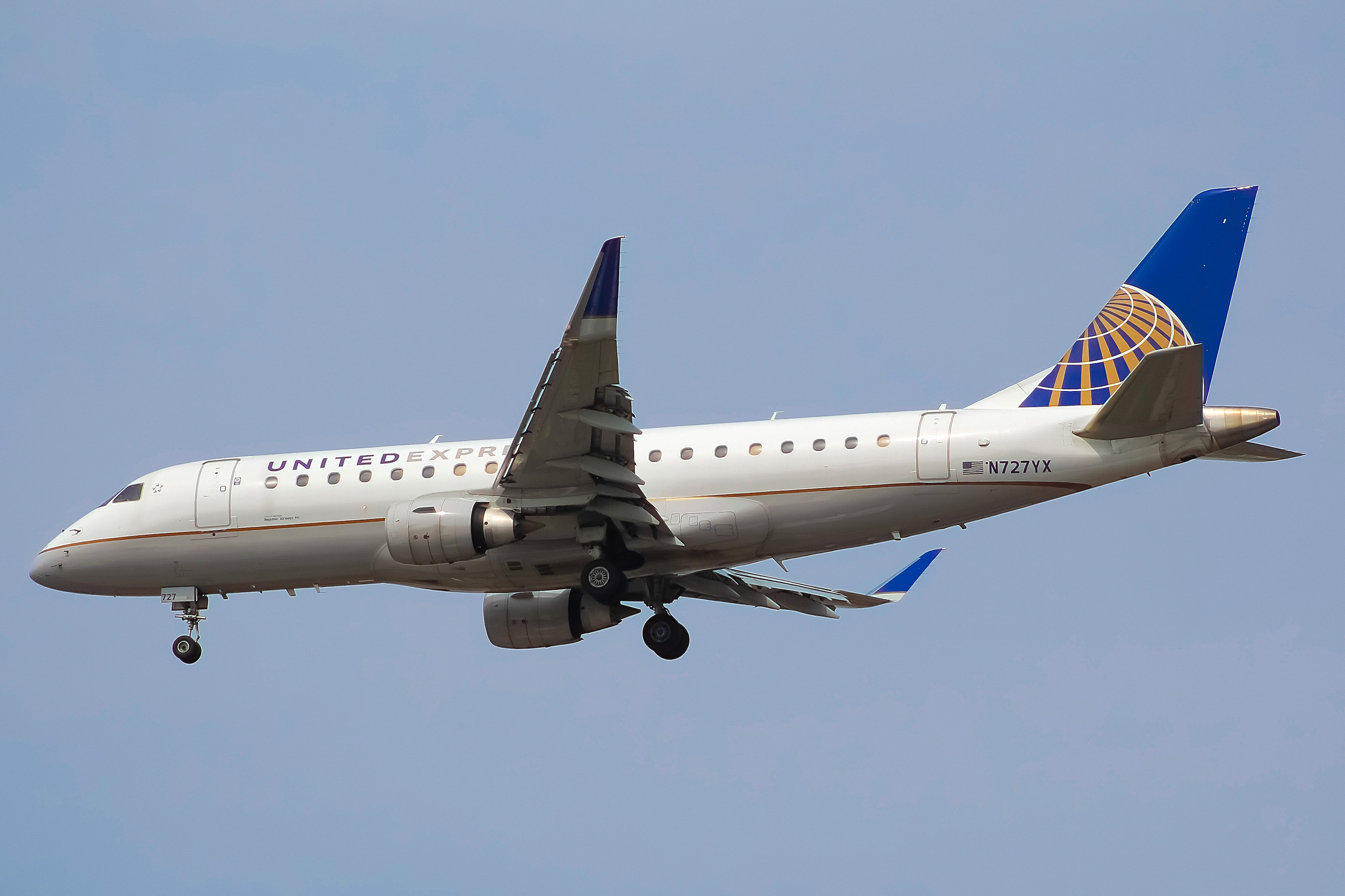 Full size: United Express Embraer E175 N727YX at Chicago O'Hare International Airport