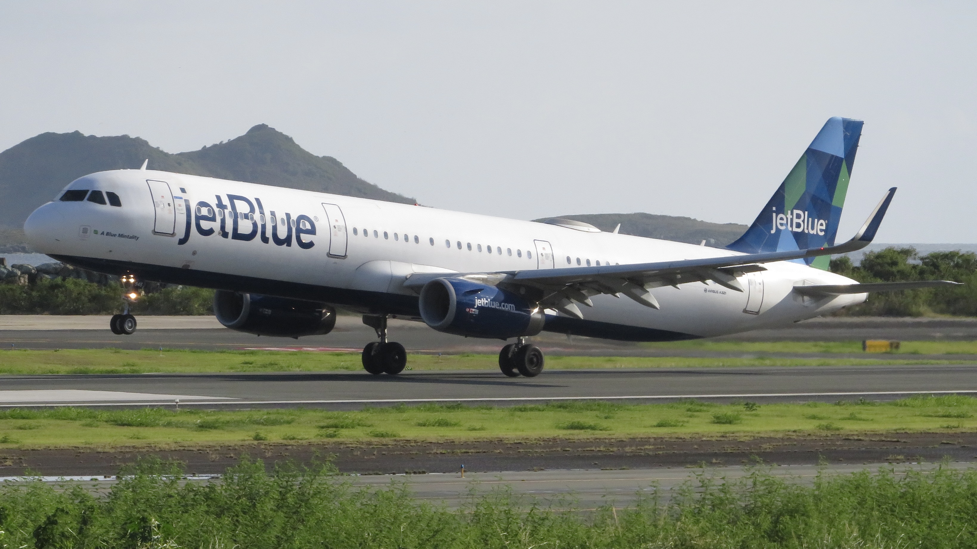 Full size: JetBlue Airways Airbus A321-200 N945JT at St. Thomas Cyril E. King Airport