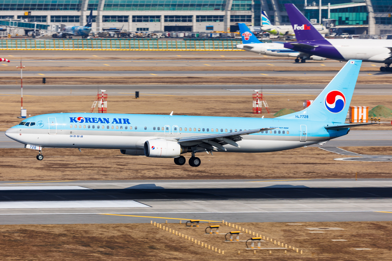 Full size: Korean Air Boeing 737-900 HL7728 at Seoul-Incheon International Airport