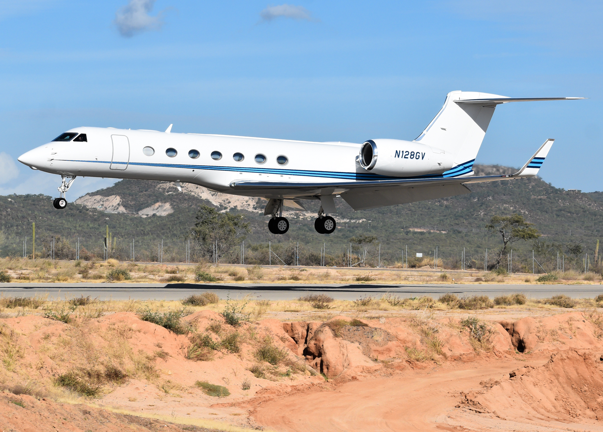 Full size: PRIVATE Gulfstream G550 N128GV at Aeropuerto de Cabo San Lucas Internacional
