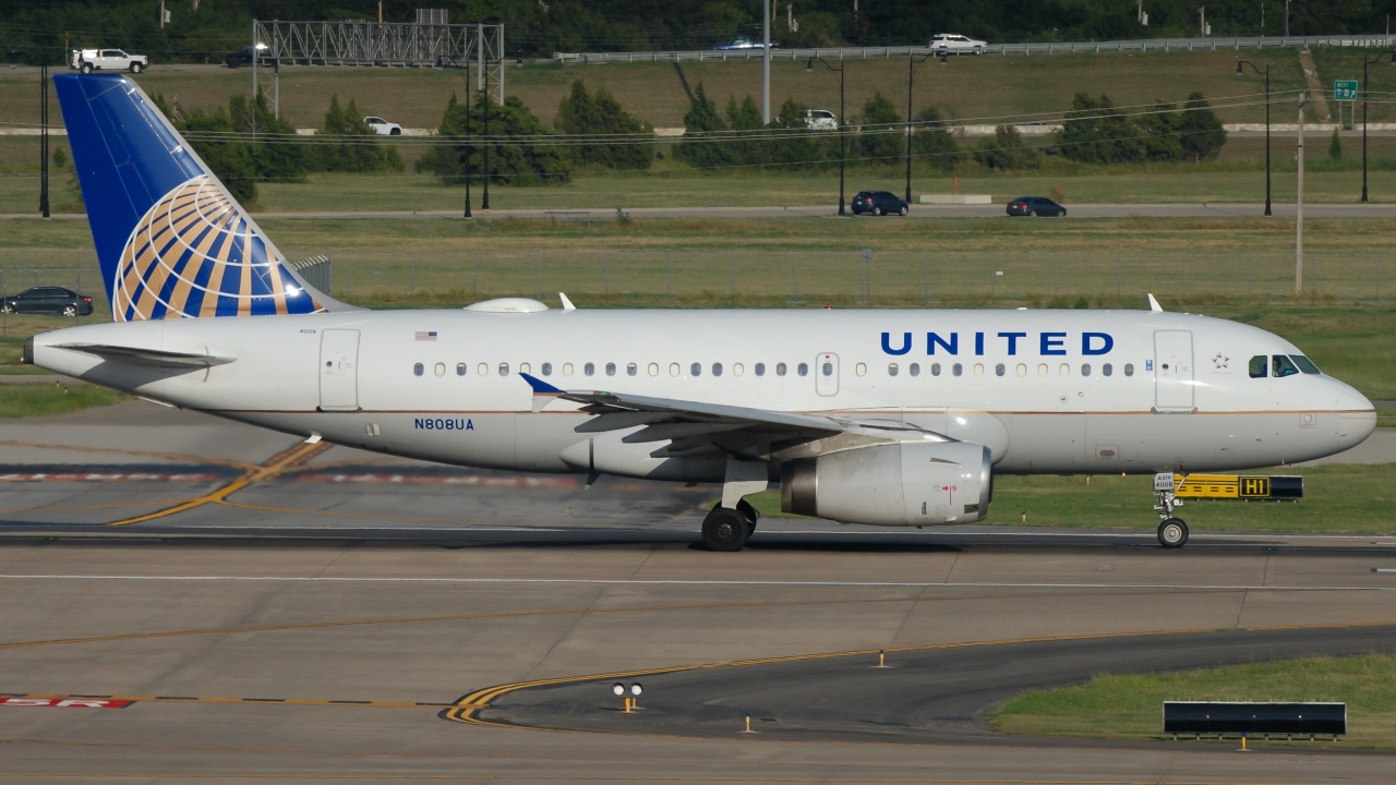 Full size: United Airlines Airbus A319 N808UA at Will Rogers World Airport