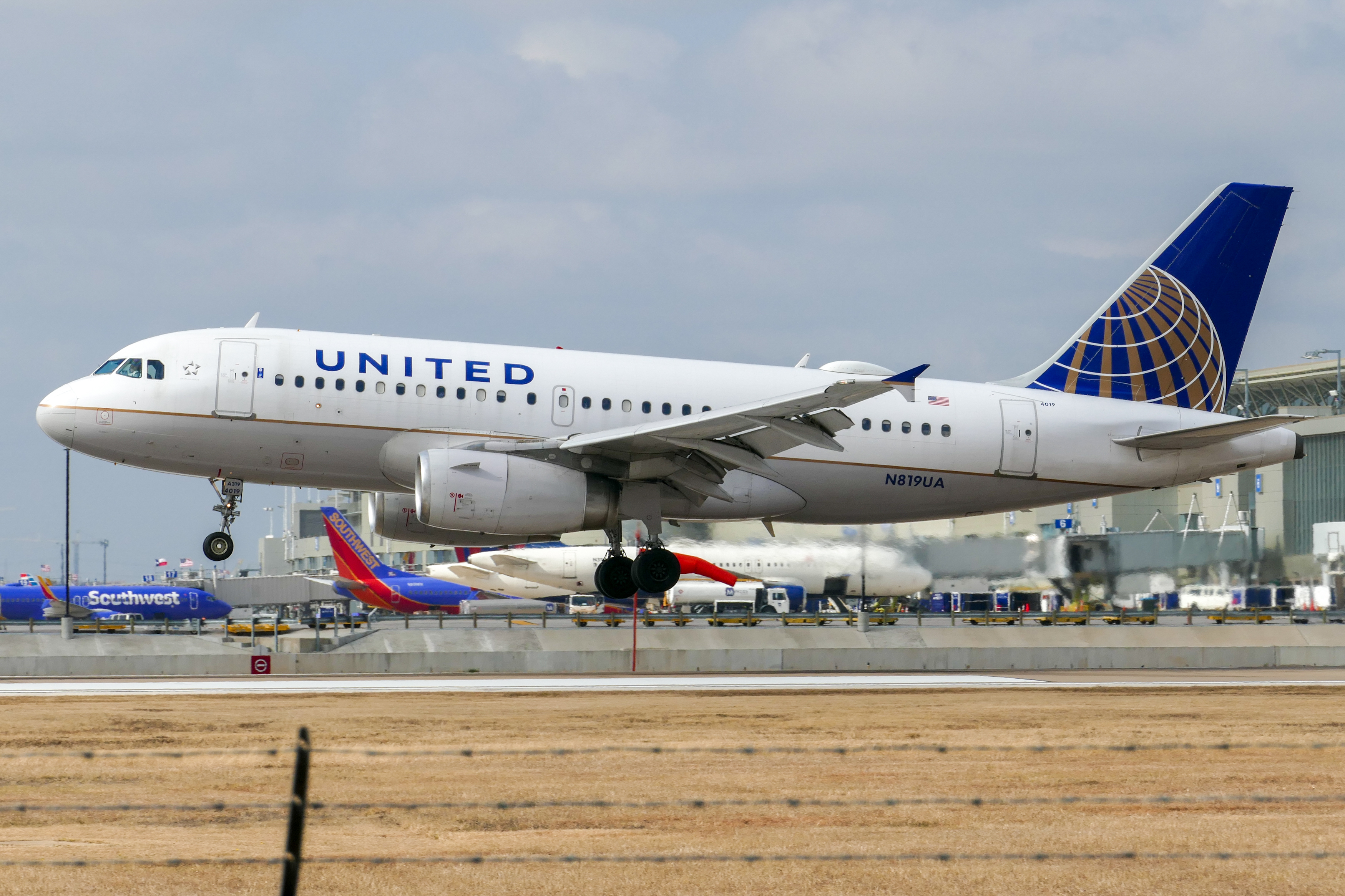 Full size: United Airlines Airbus A319 N819UA at Austin-Bergstrom International Airport