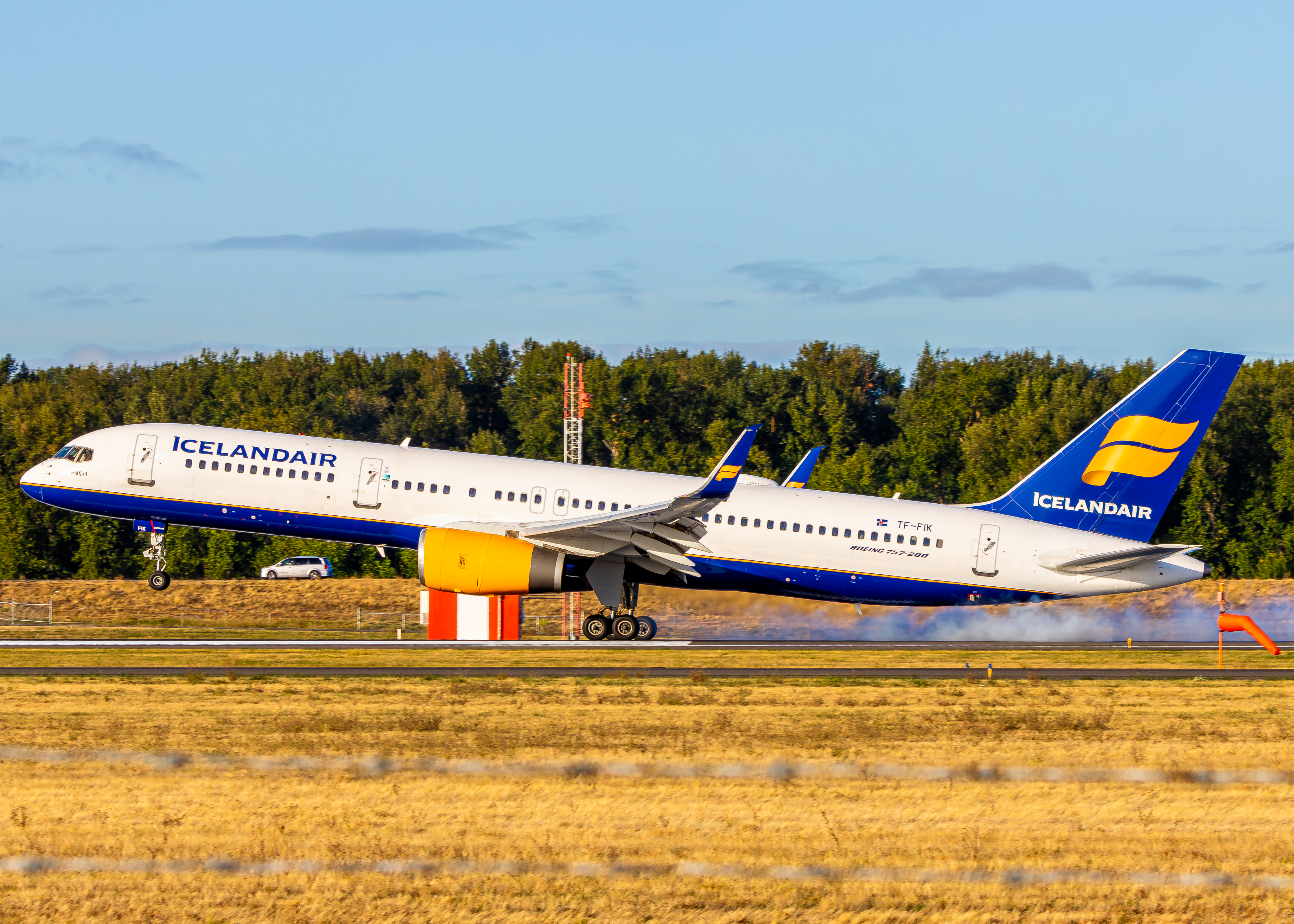 Full size: Icelandair Boeing 757-200 TF-FIK at Portland International Airport