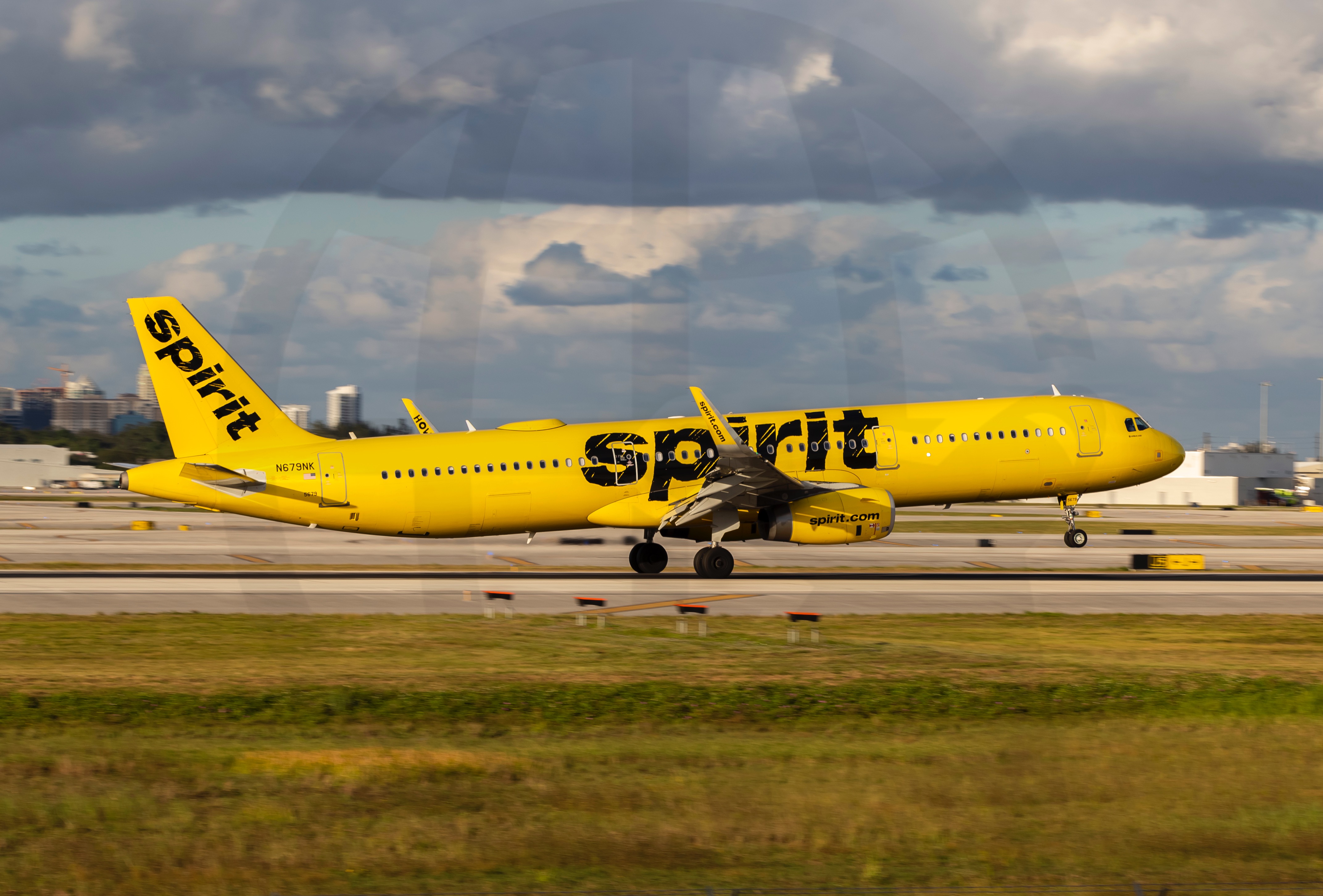 Full size: Spirit Airlines Airbus A321-200 N679NK at Fort Lauderdale/Hollywood International Airport