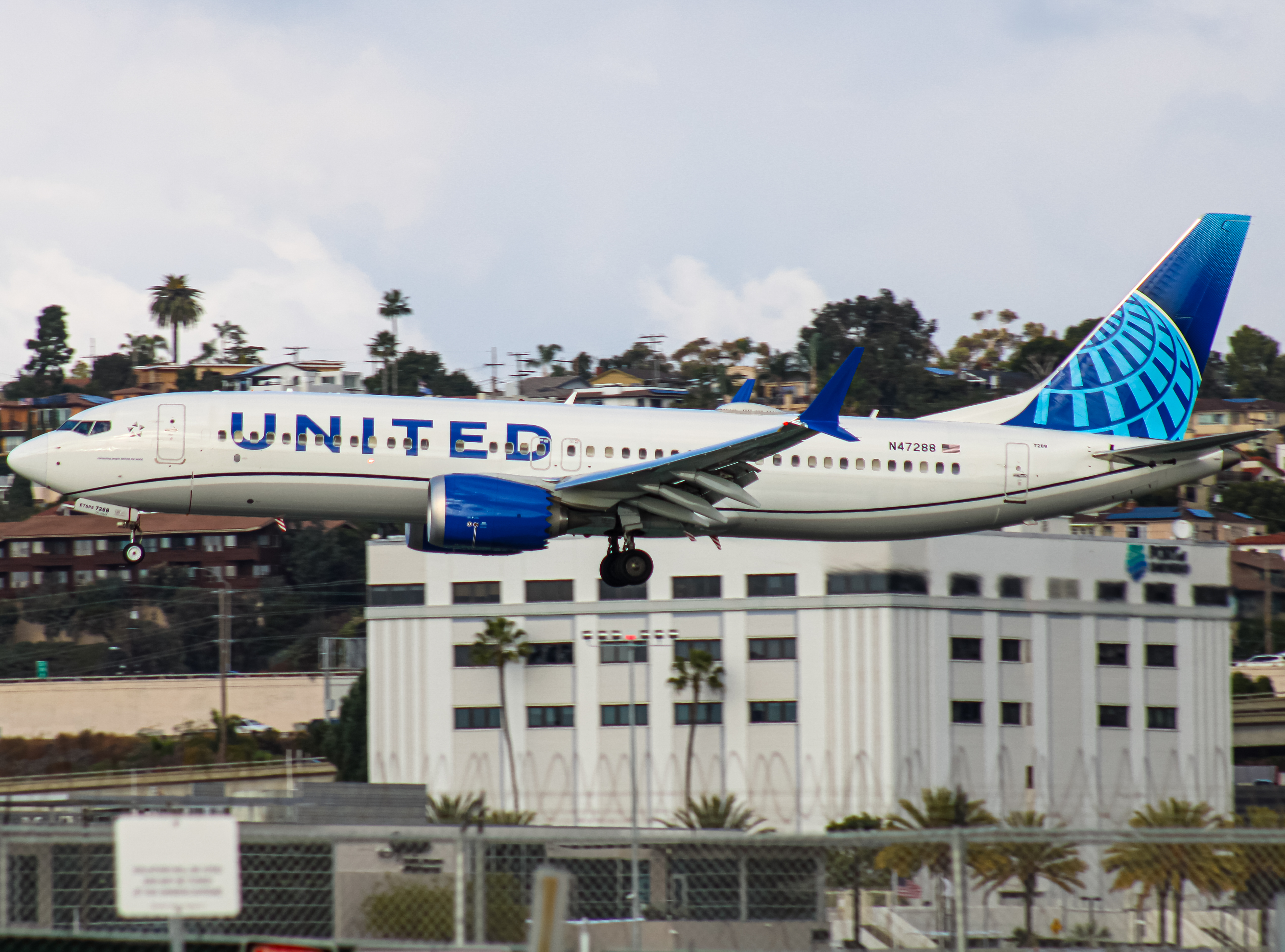 Full size: United Airlines Boeing 737 MAX 8 N47288 at San Diego International Airport