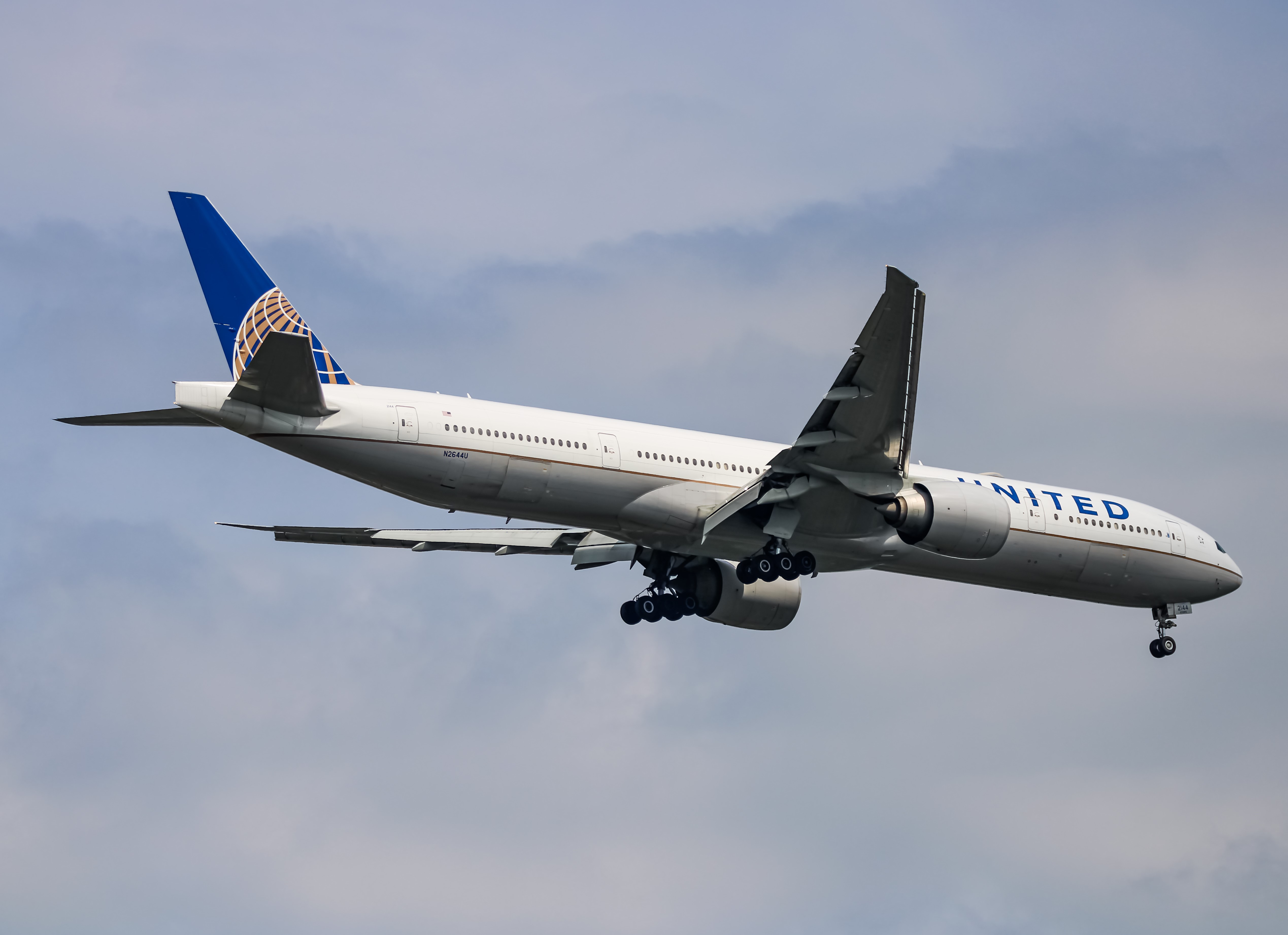 Full size: United Airlines Boeing 777-300ER N2644U at Washington Dulles International Airport