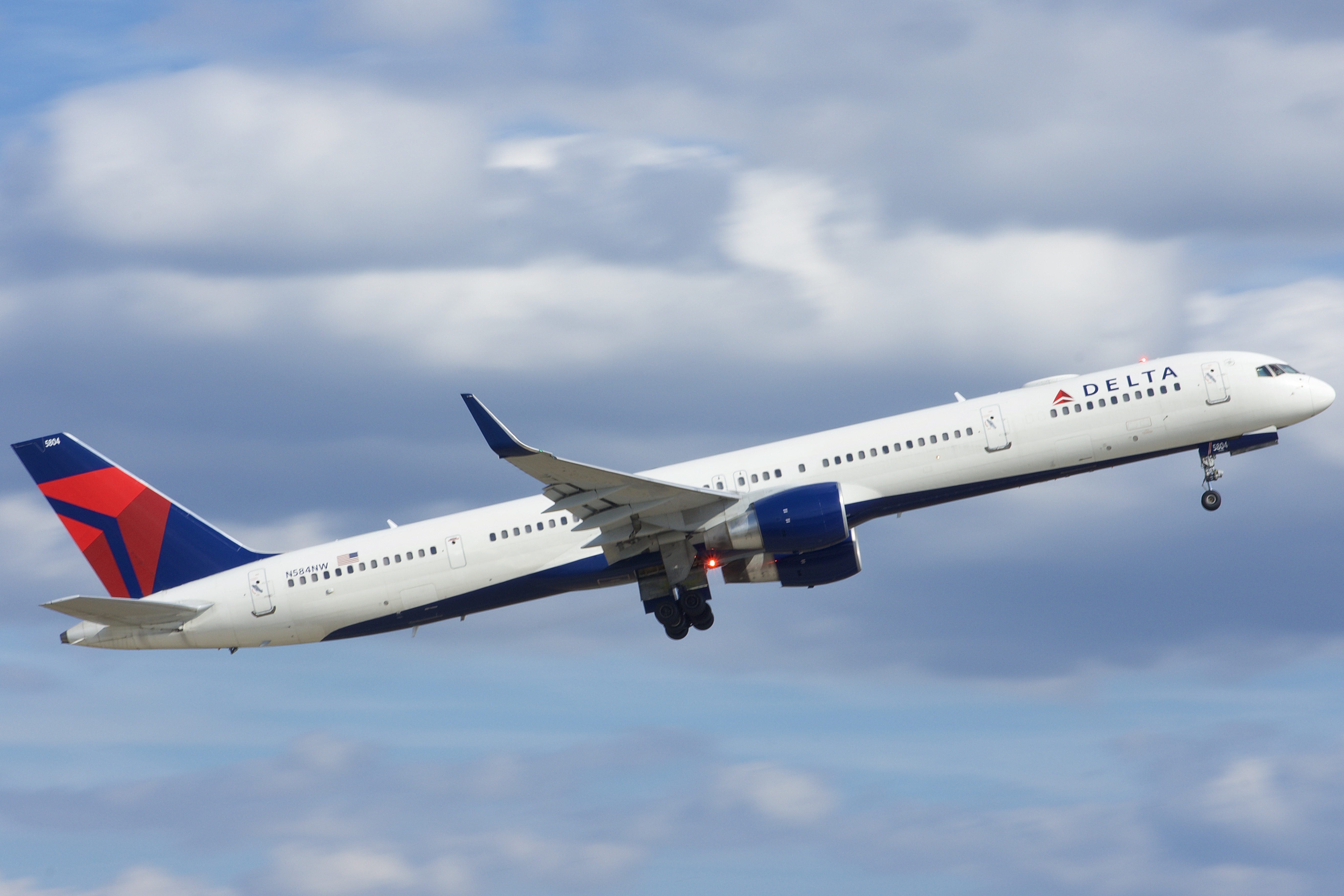 Full size: Delta Air Lines Boeing 757-300 N584NW at Orlando International Airport