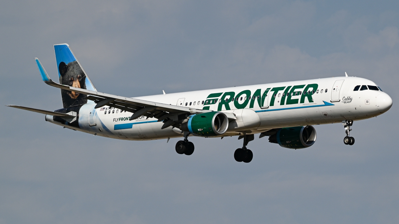 Full size: Frontier Airlines Airbus A321-200 N714FR at Dallas-Fort Worth International Airport
