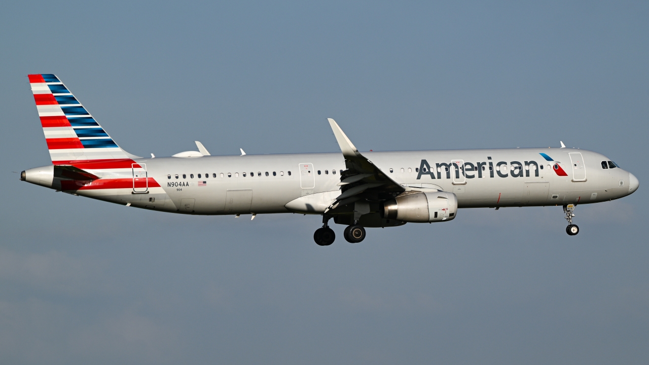 Full size: American Airlines Airbus A321-200 N904AA at Dallas-Fort Worth International Airport