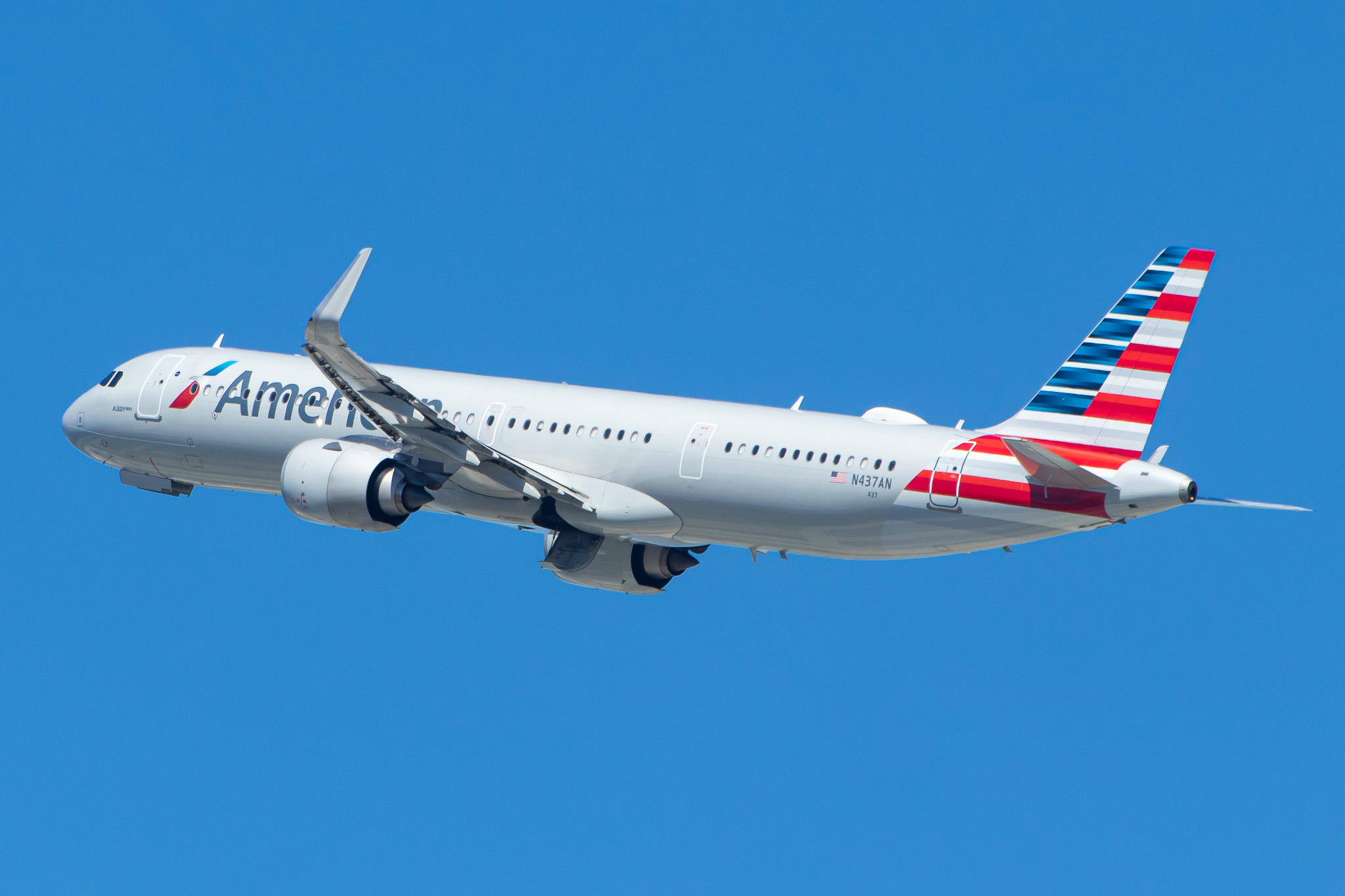 Full size: American Airlines Airbus A321NEO N437AN at Los Angeles International Airport