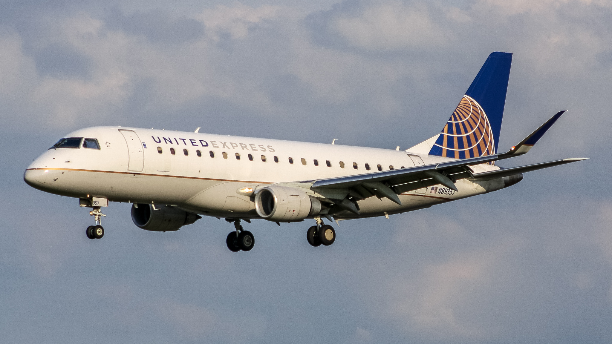 Full size: United Express Embraer E175 N89357 at Ronald Reagan National Airport