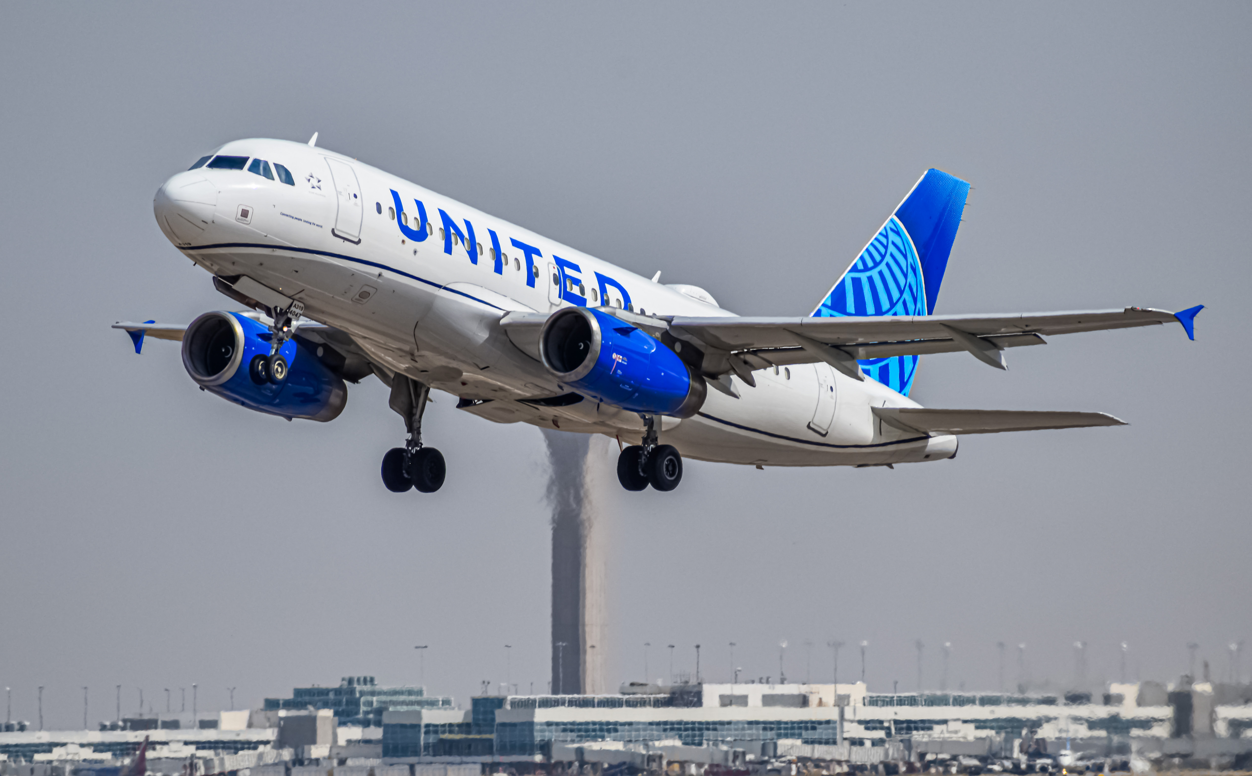 Full size: United Airlines  Airbus A319 N847UA at Denver International Airport