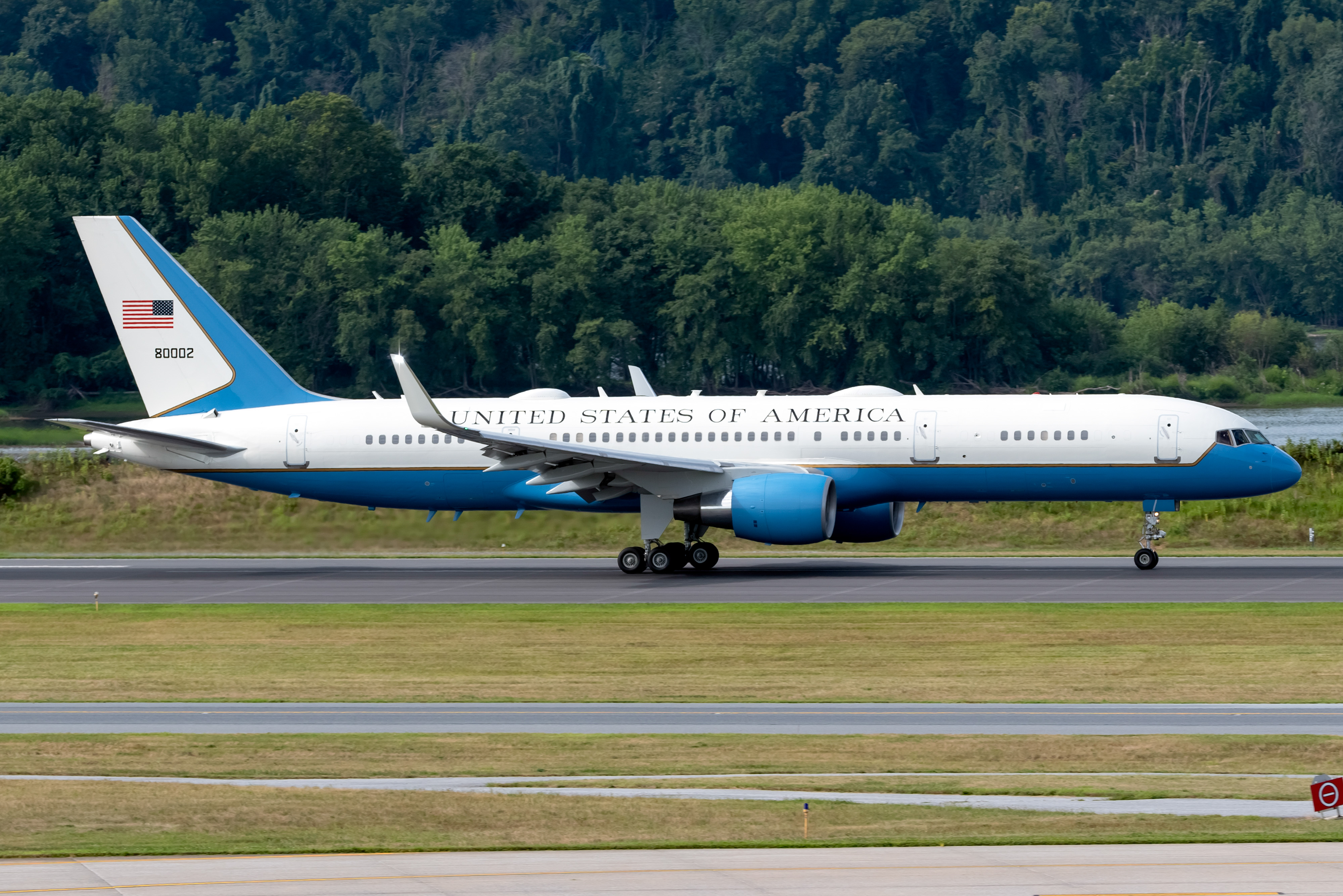 Full size: USAF - United States Air Force Boeing VC-32 98-0002 at Harrisburg International Airport