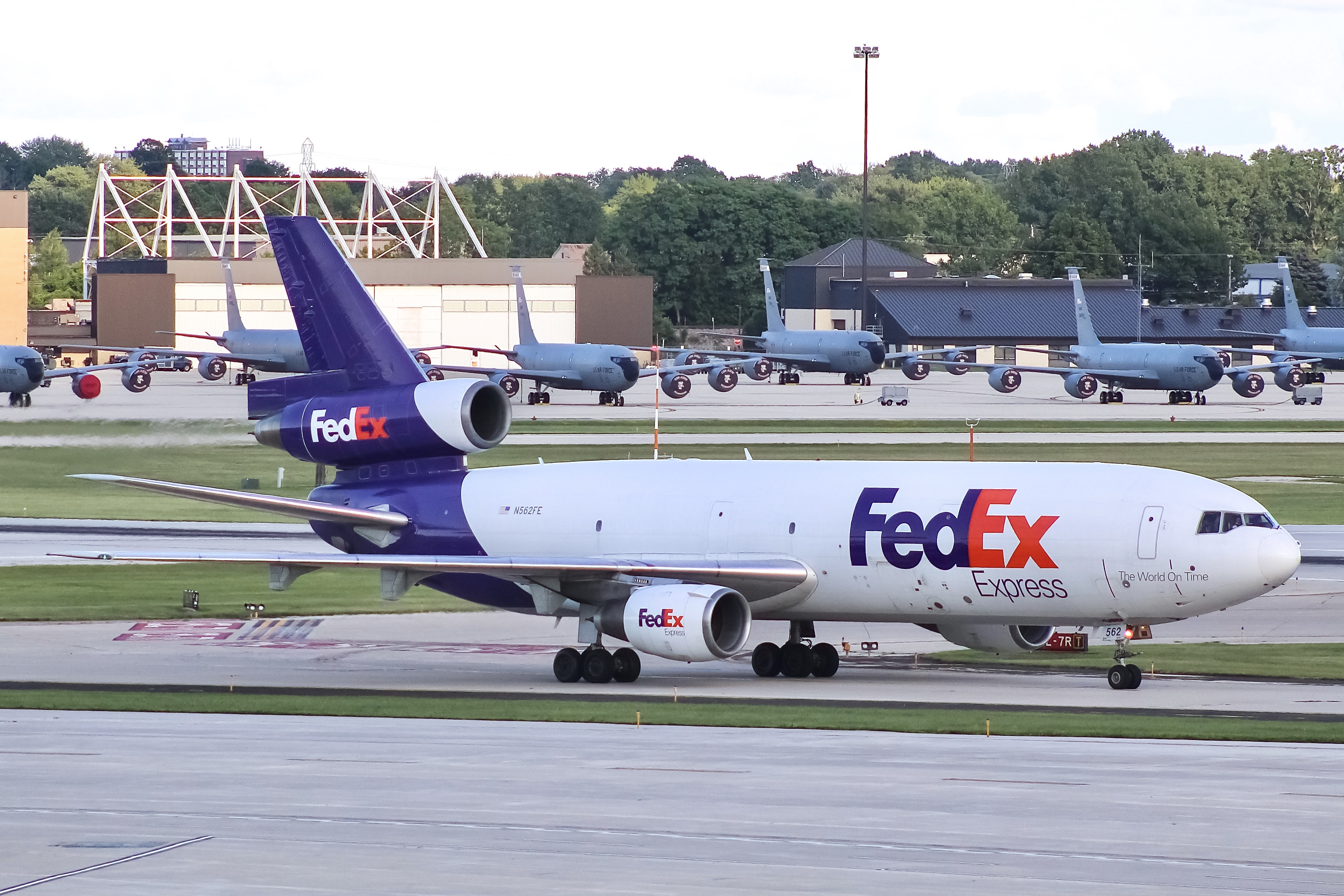 Full size: FedEx McDonnell Douglas DC-10F N562FE at General Mitchell International Airport