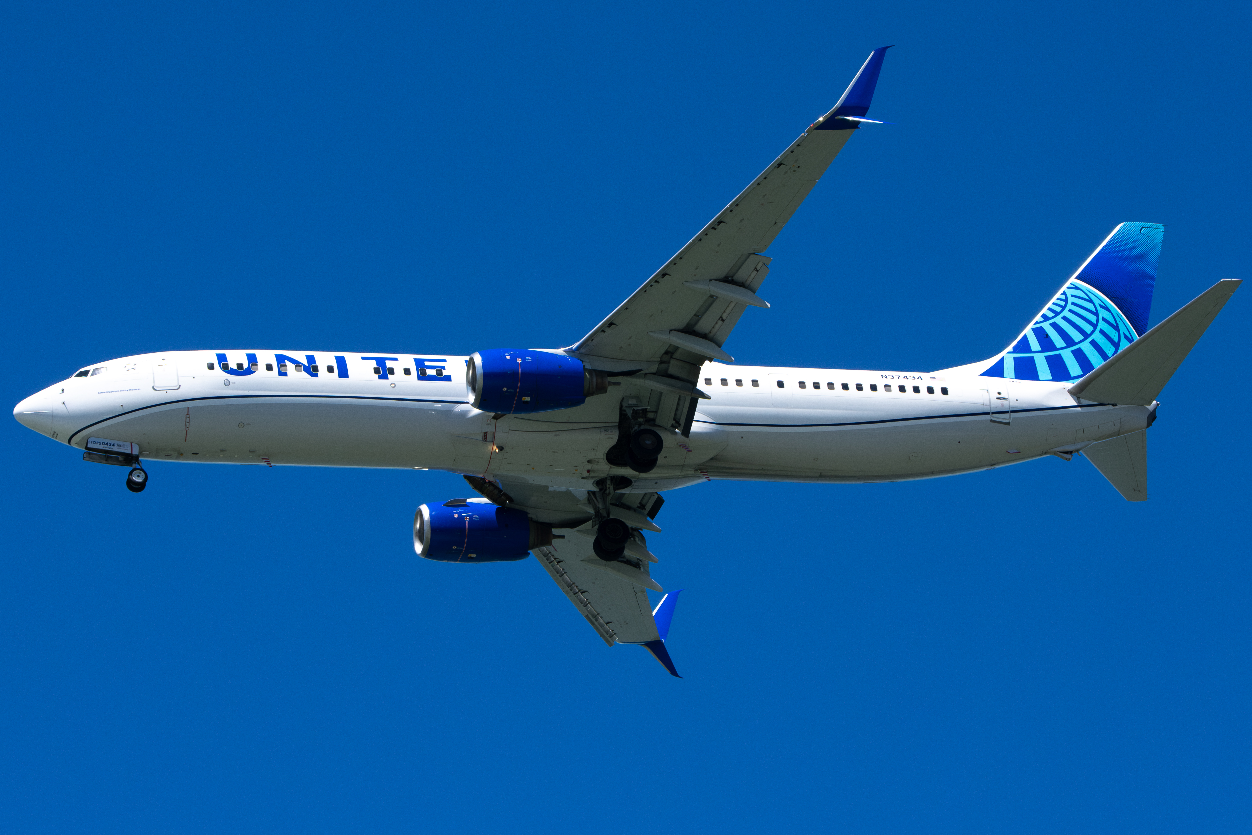 Full size: United Airlines Boeing 737-900ER N37434 at San Francisco International Airport