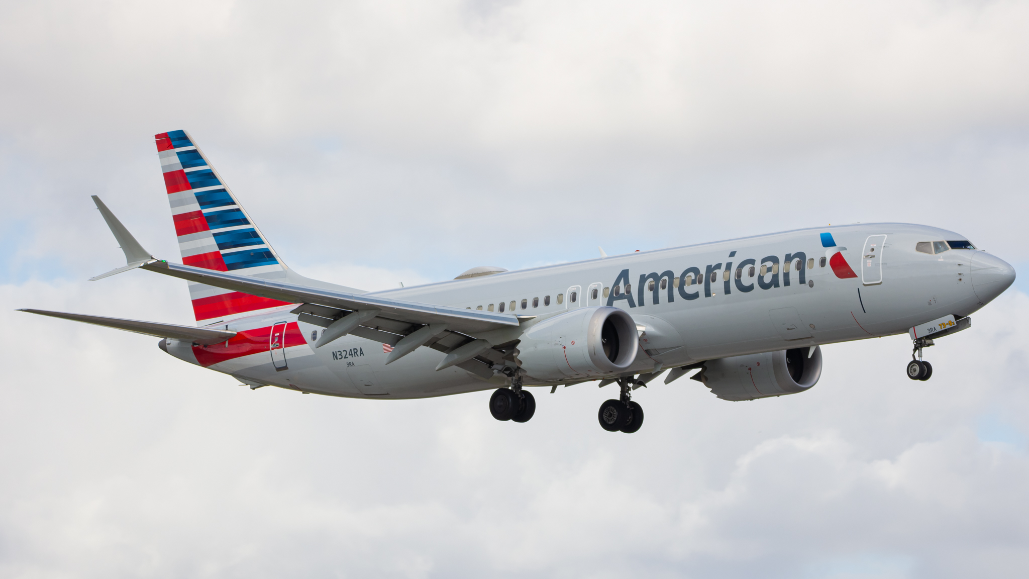 Full size: American Airlines Boeing 737 MAX 8 N324RA at Miami International Airport