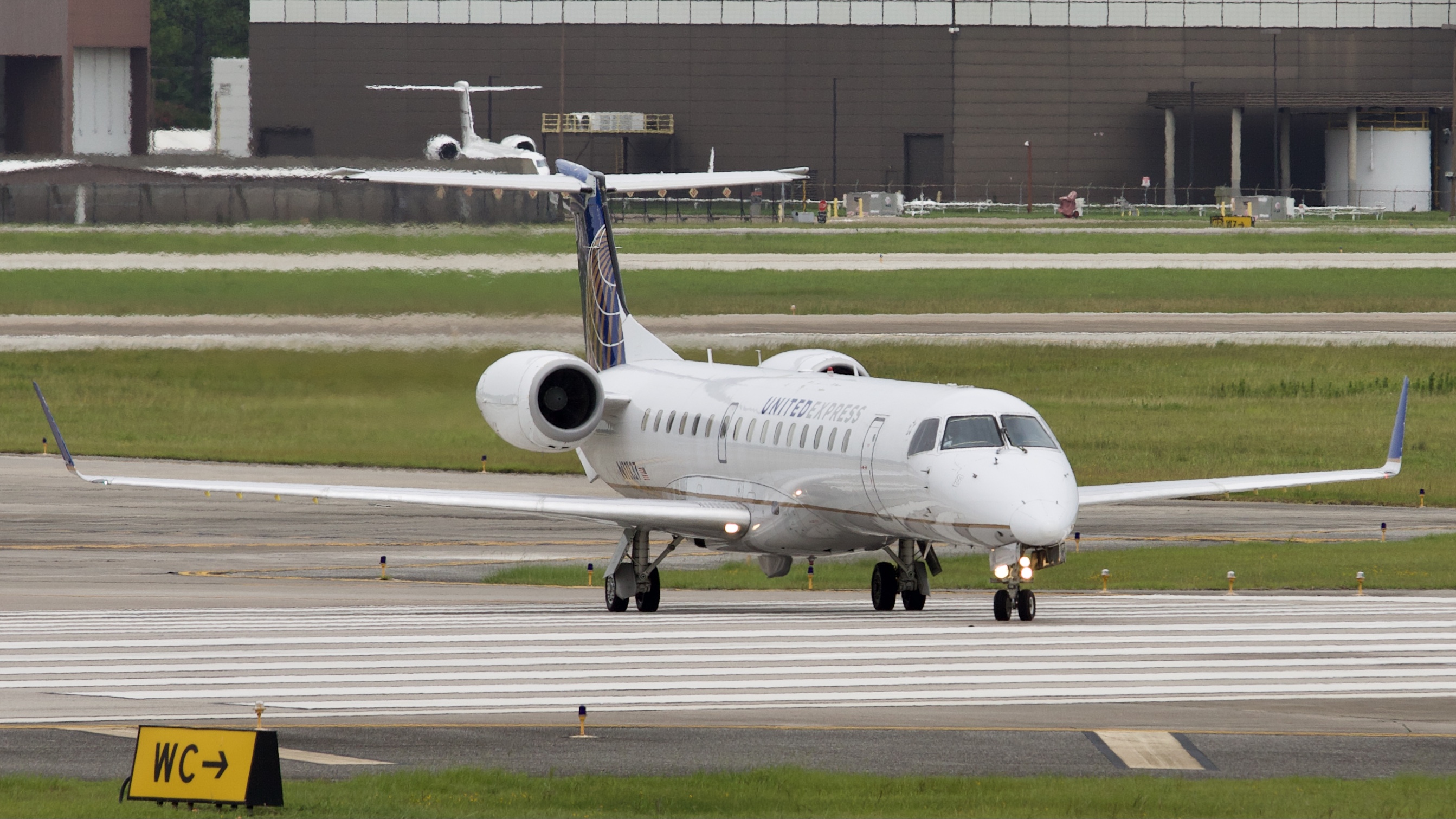 Full size: United Express Embraer ERJ145 N11137 at Houston-George Bush Intercontinental Airport