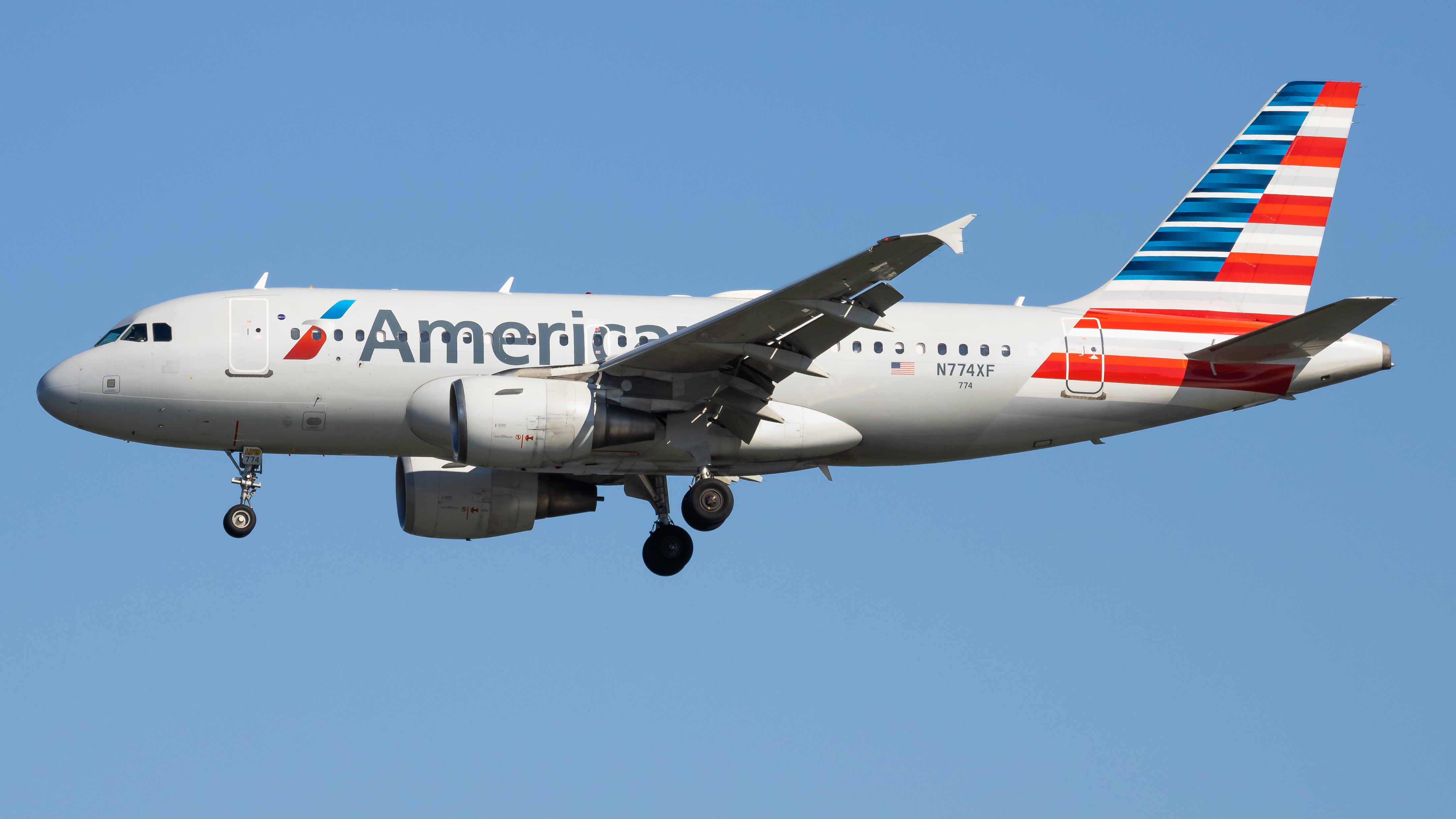Full size: American Airlines Airbus A319 N774XF at Ronald Reagan National Airport