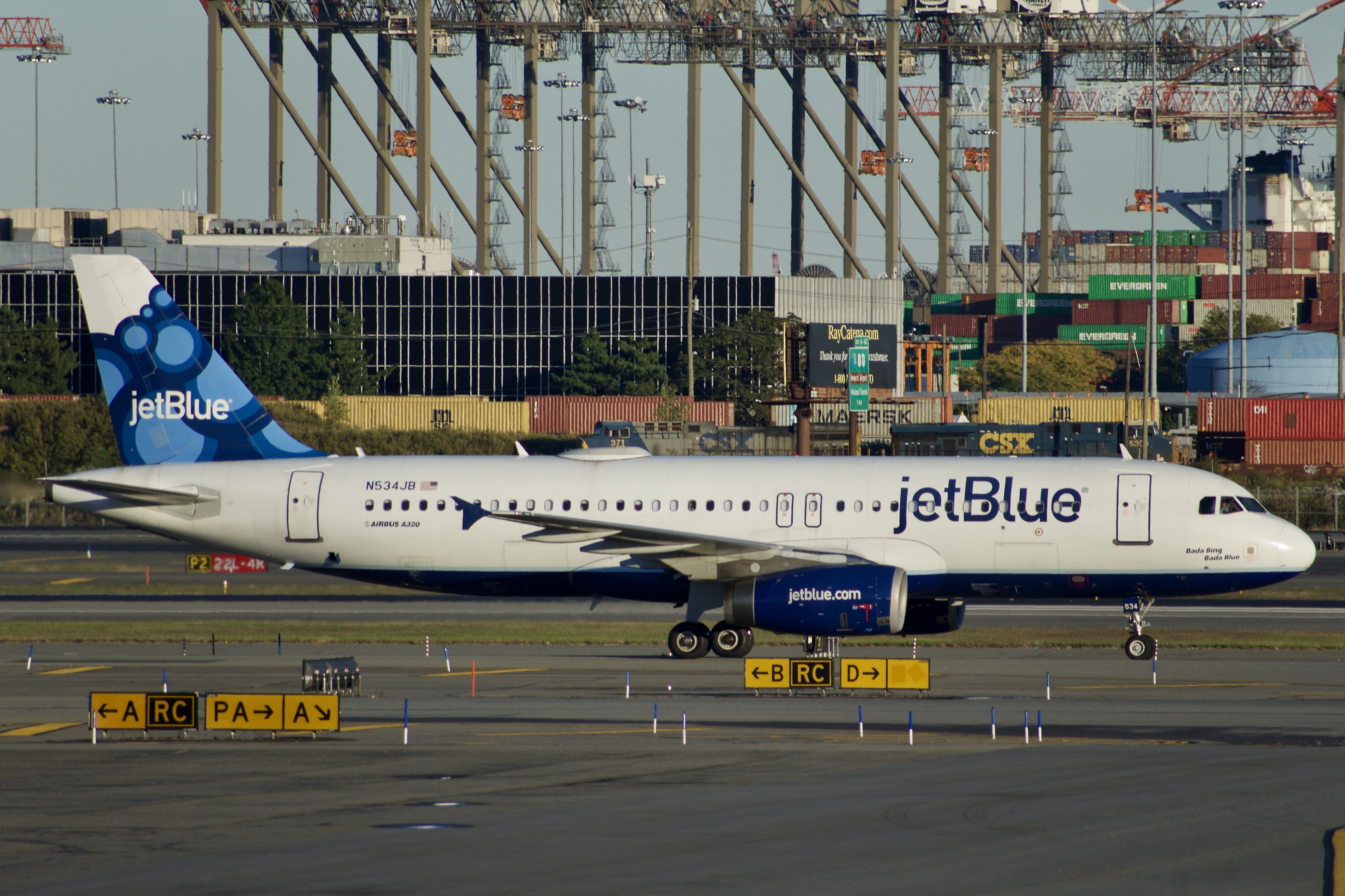 Full size: JetBlue Airways Airbus A320 N534JB at Newark Liberty International Airport