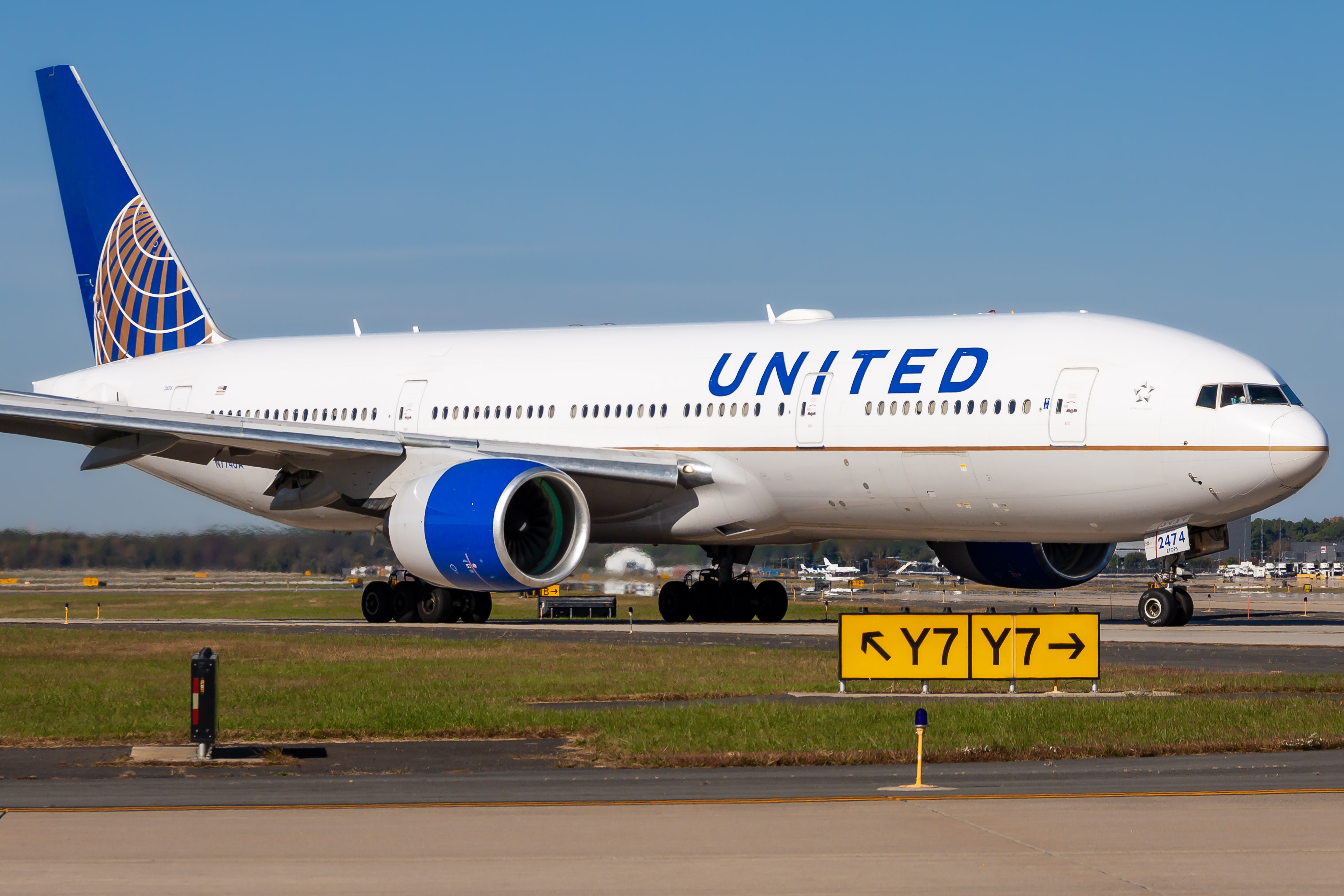 Full size: United Airlines Boeing 777-200 N774UA at Washington Dulles International Airport