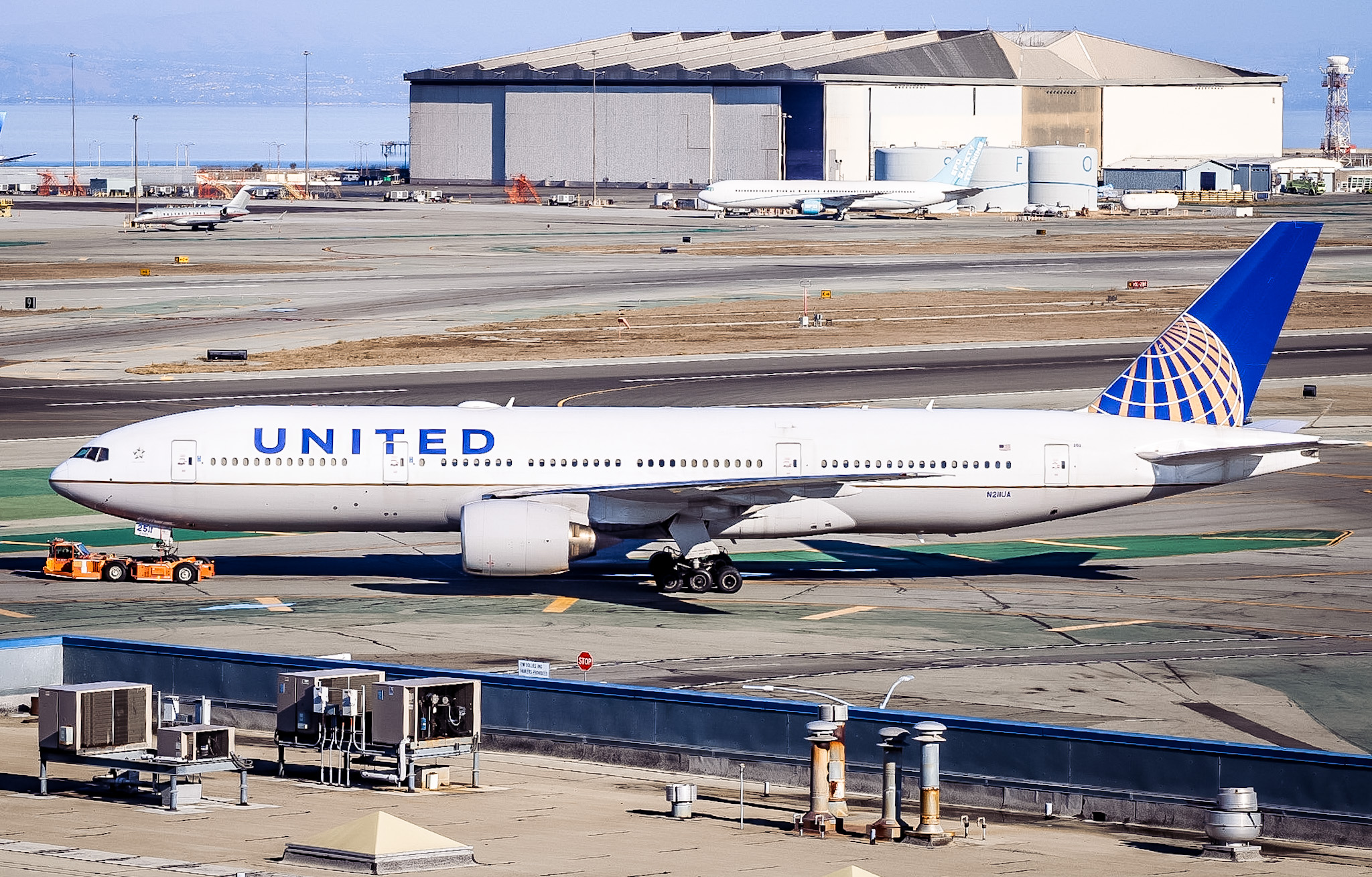 Full size: United Airlines Boeing 777-200 N211UA at San Francisco International Airport