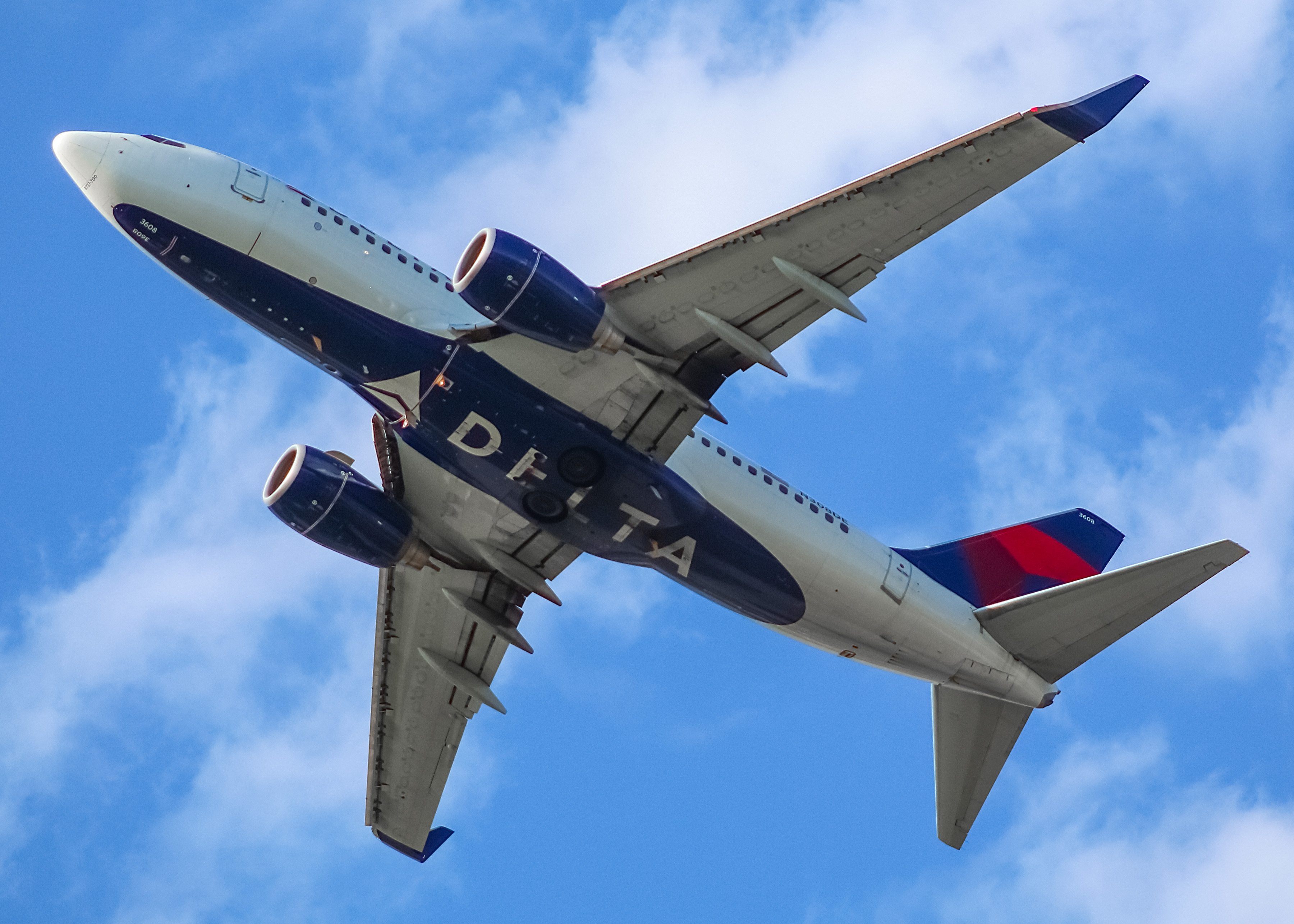 Full size: Delta Airlines Boeing 737-700 N308DE at General Mitchell International Airport