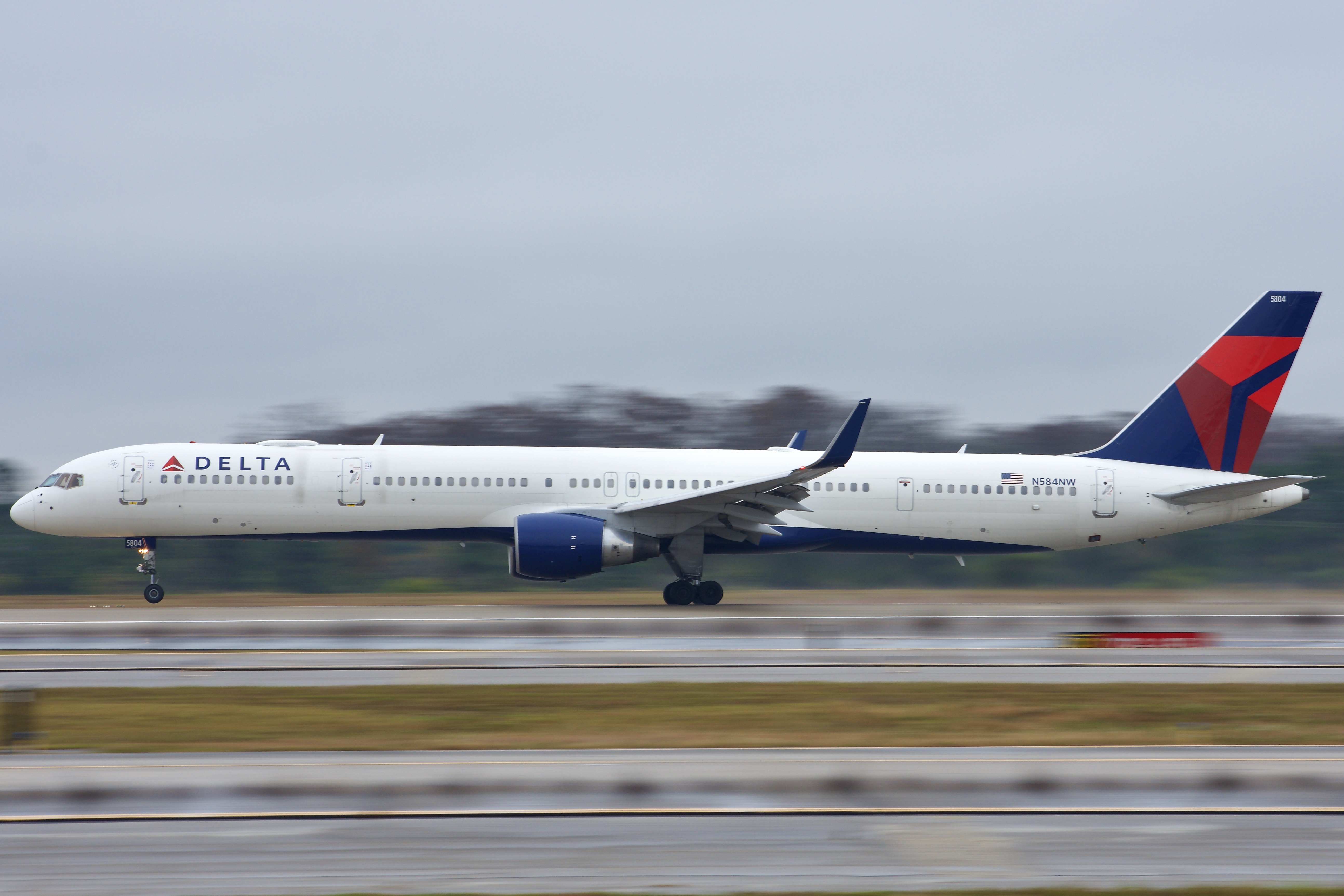 Full size: Delta Air Lines Boeing 757-300 N584NW at Orlando International Airport
