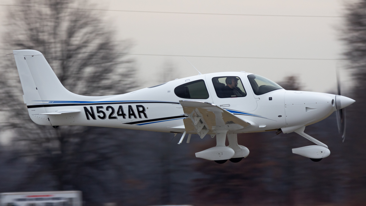 Full size: PRIVATE Cirrus SR-20 N524AR at Delaware Municipal Airport