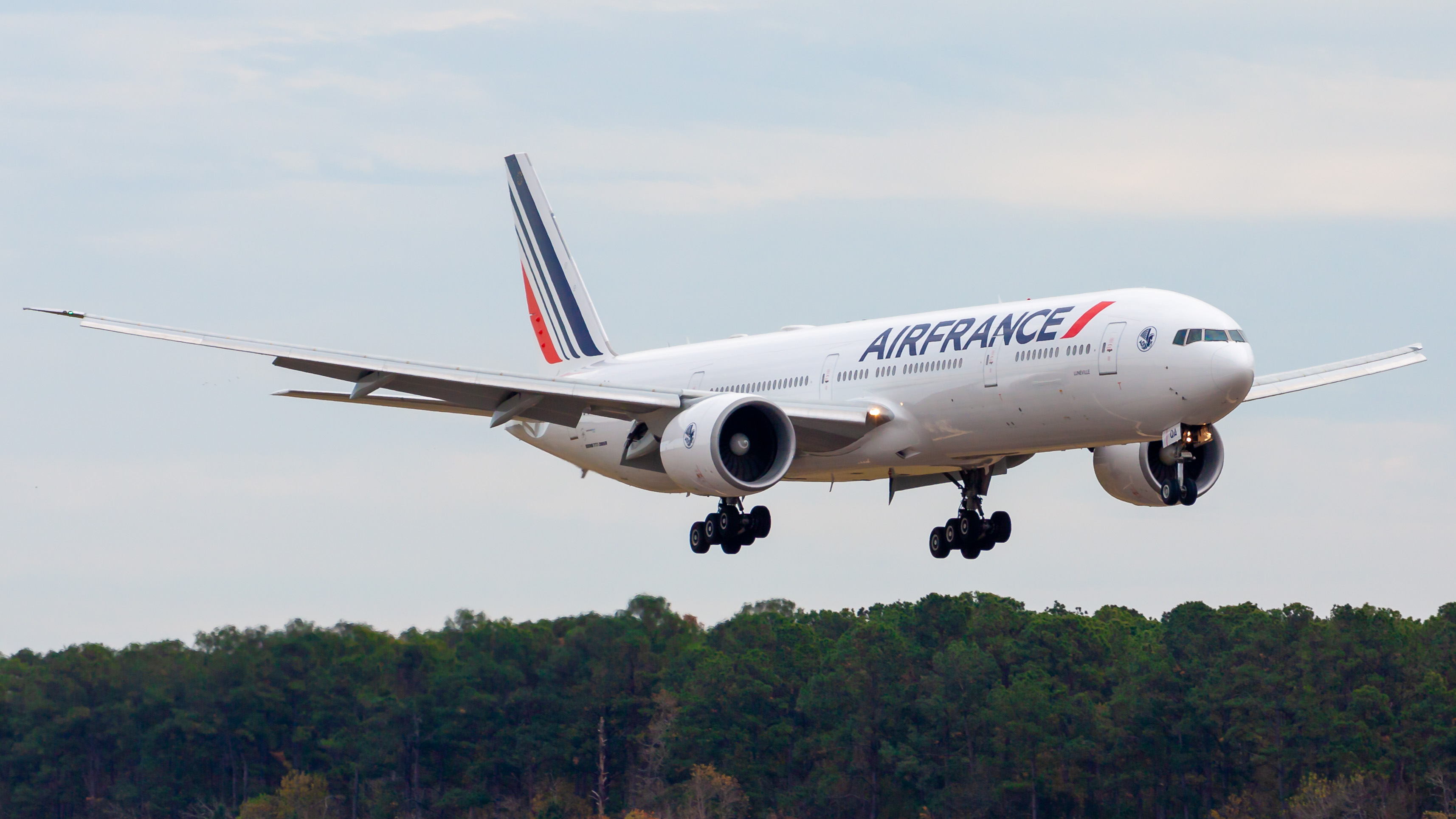 Full size: Air France Boeing 777-300ER F-GSQA at Houston-George Bush Intercontinental Airport