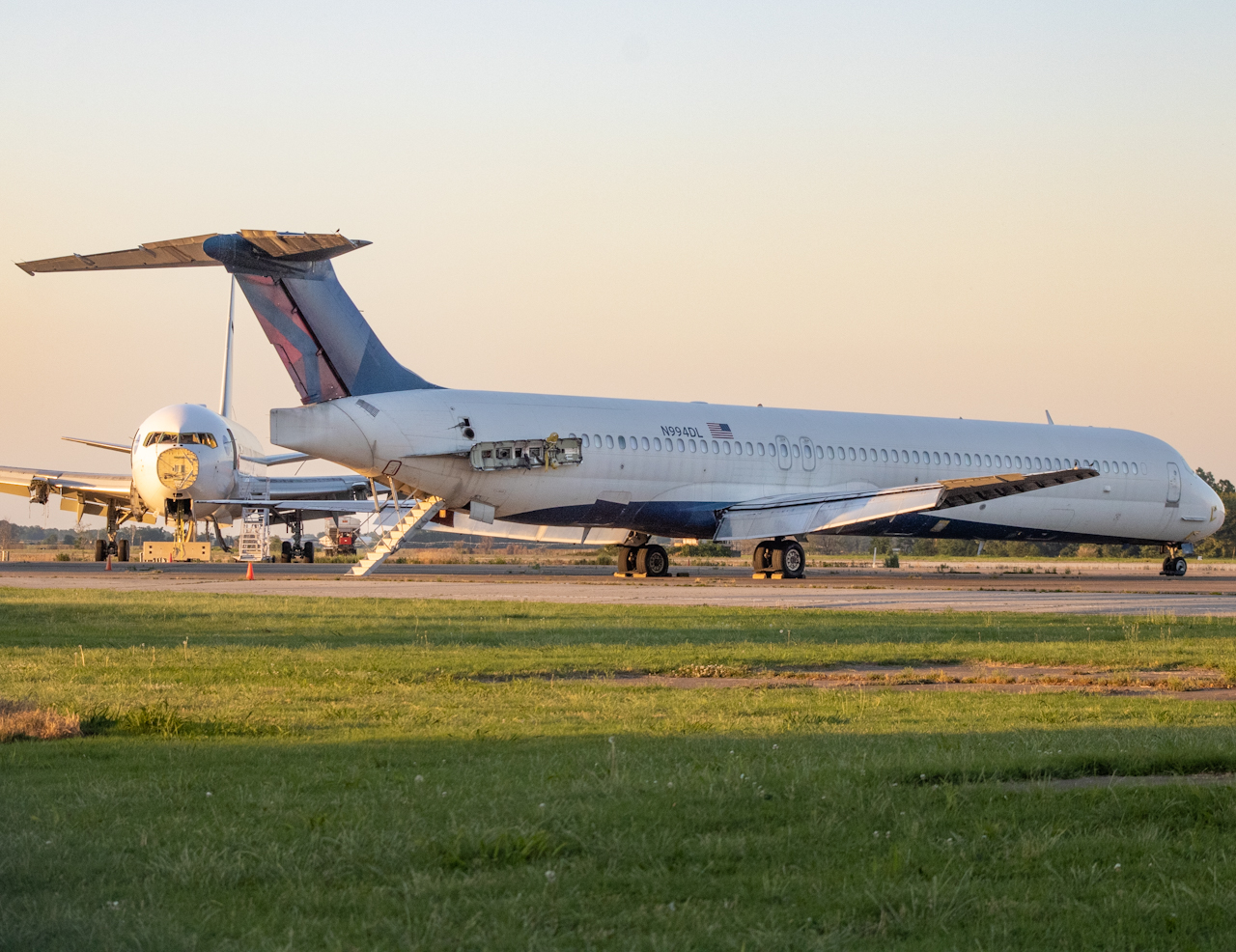 Full size: Delta Airlines McDonnell Douglas MD-88 N994DL at Blytheville Arkansas International Airport