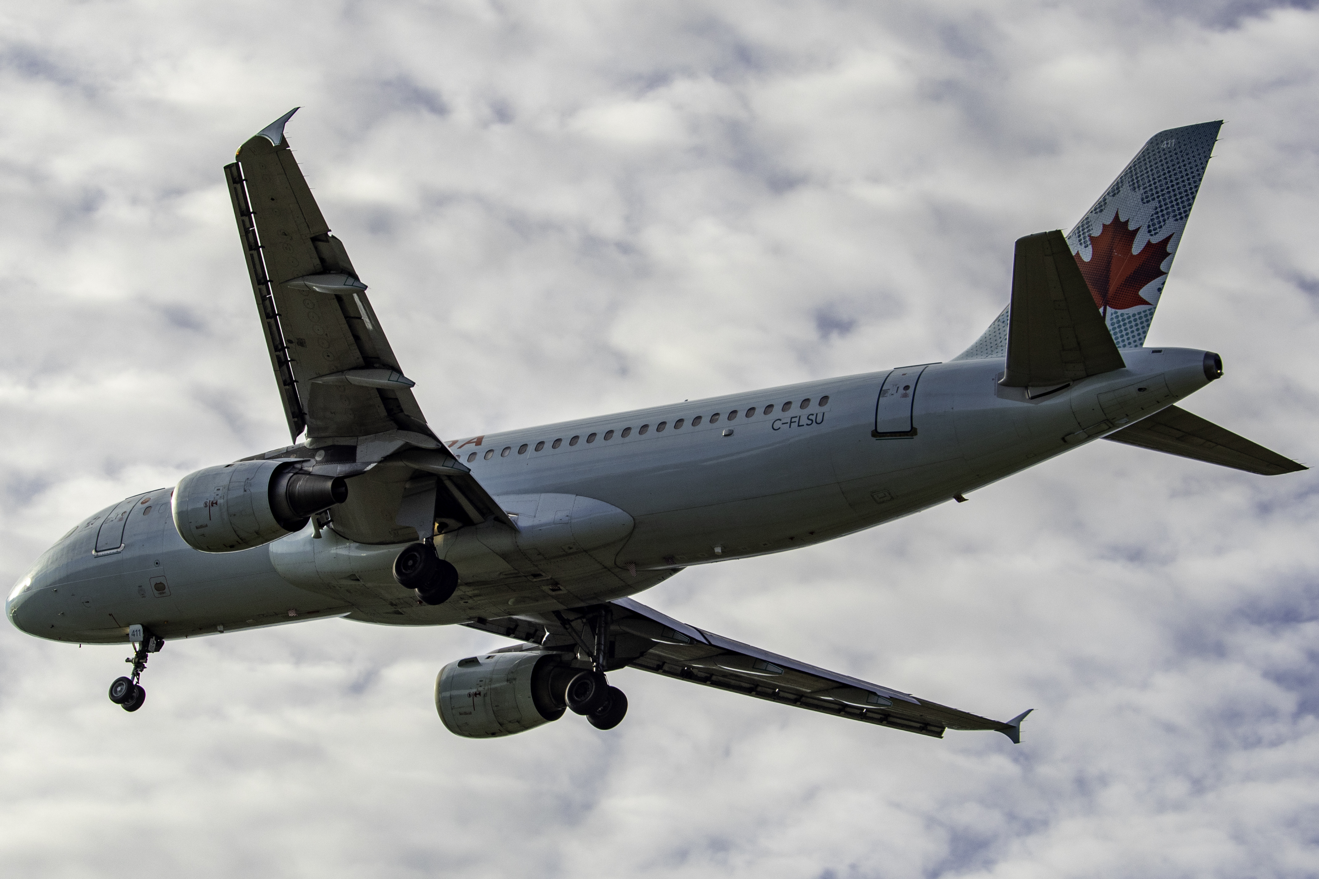 Full size: Air Canada Airbus A320 C-FLSU at Vancouver International Airport