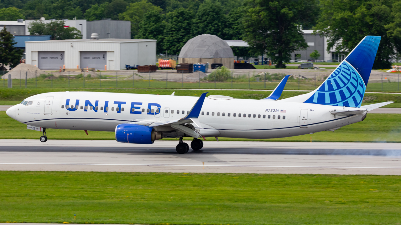 Full size: United Airlines Boeing 737-800 N73291 at John Glenn Columbus International Airport