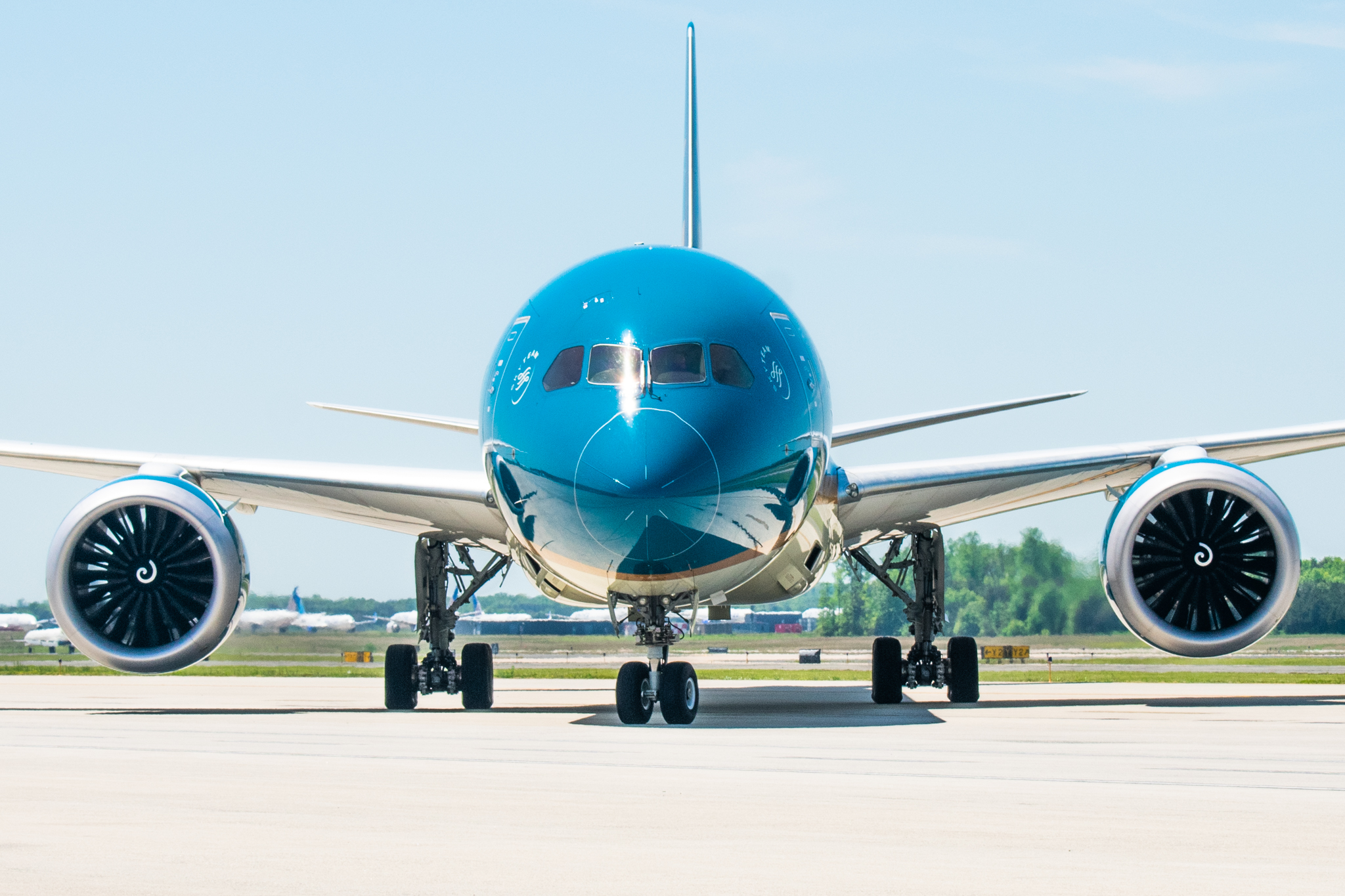 Full size: Vietnam Airlines  Boeing 787-10 VN-A879 at Washington Dulles International Airport