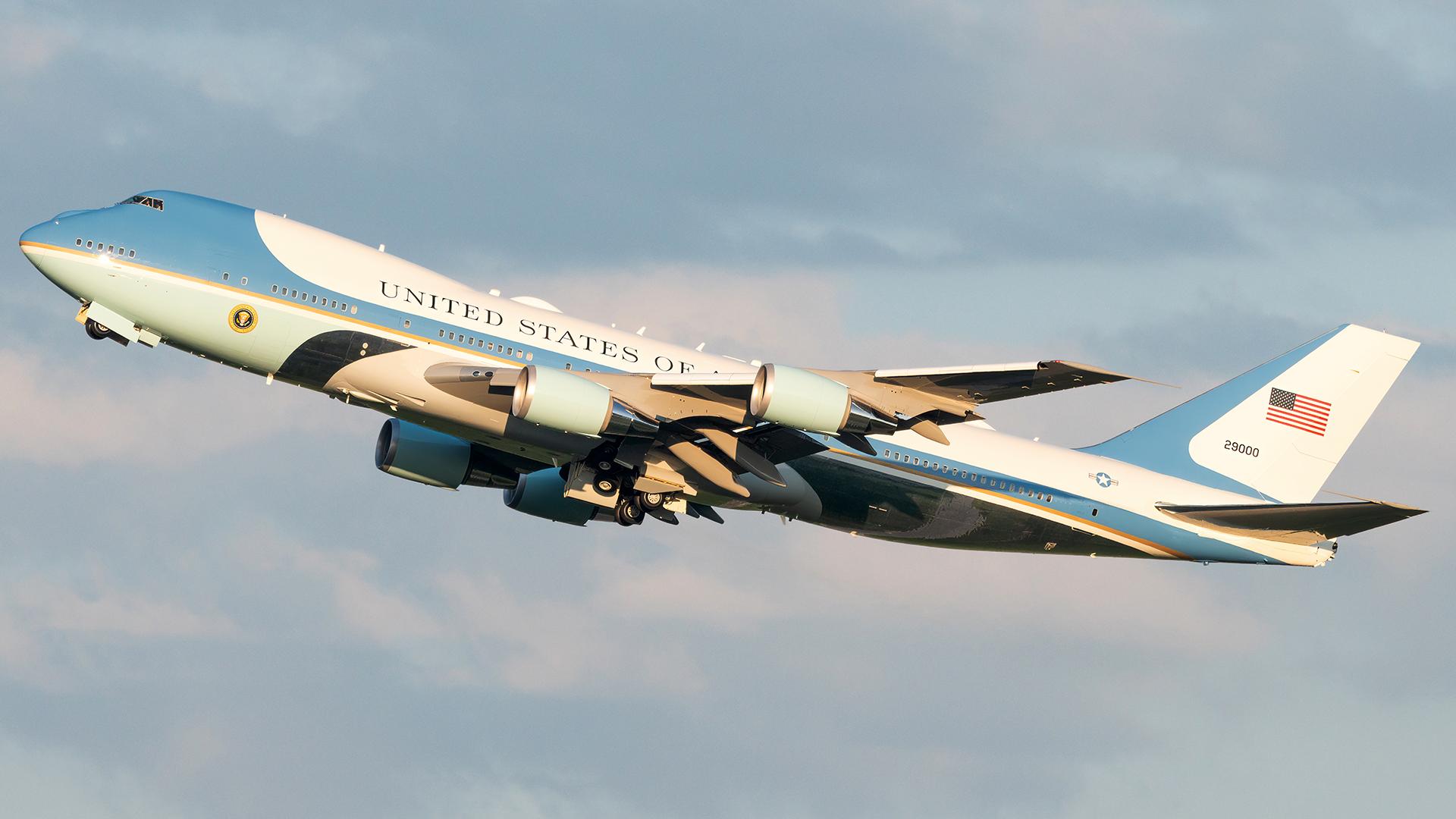 Full size: USAF - United States Air Force Boeing VC-25A 92-9000 at Joint Base Andrews