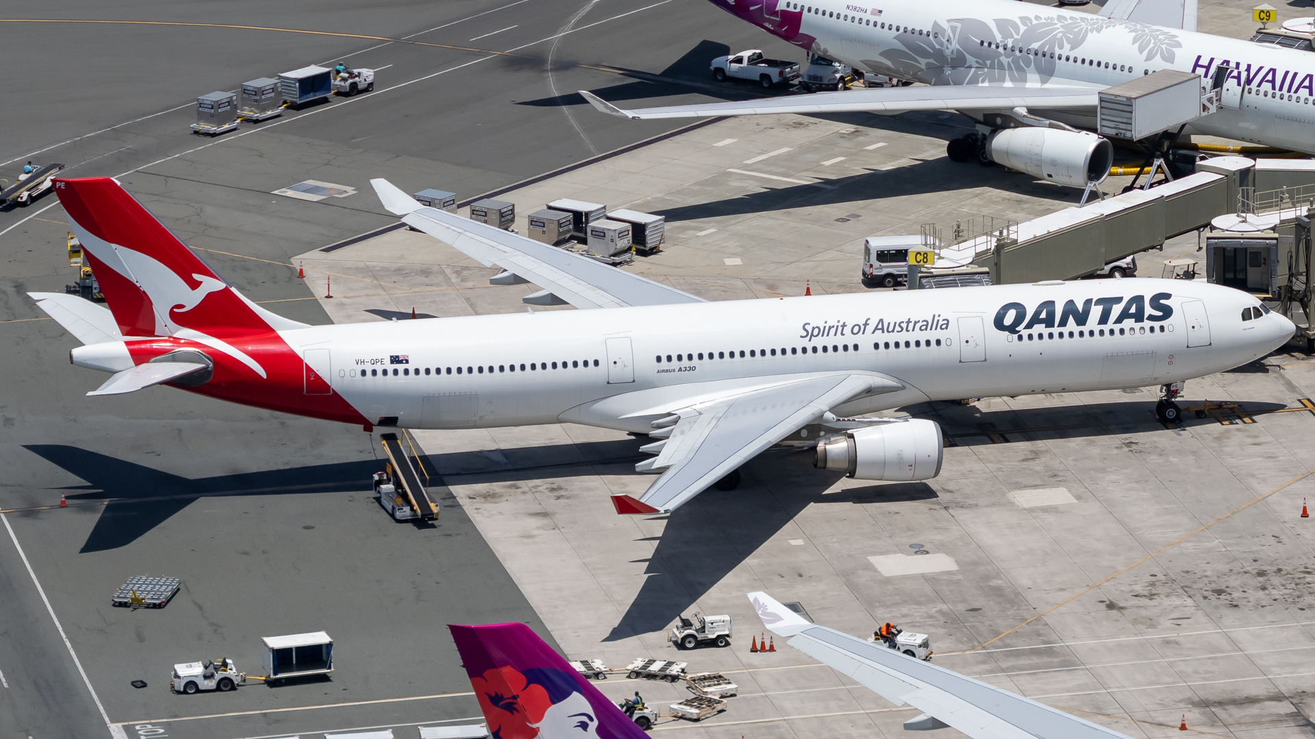 Full size: Qantas Airways Airbus A330-300 VH-QPE at Daniel K Inouye International Airport