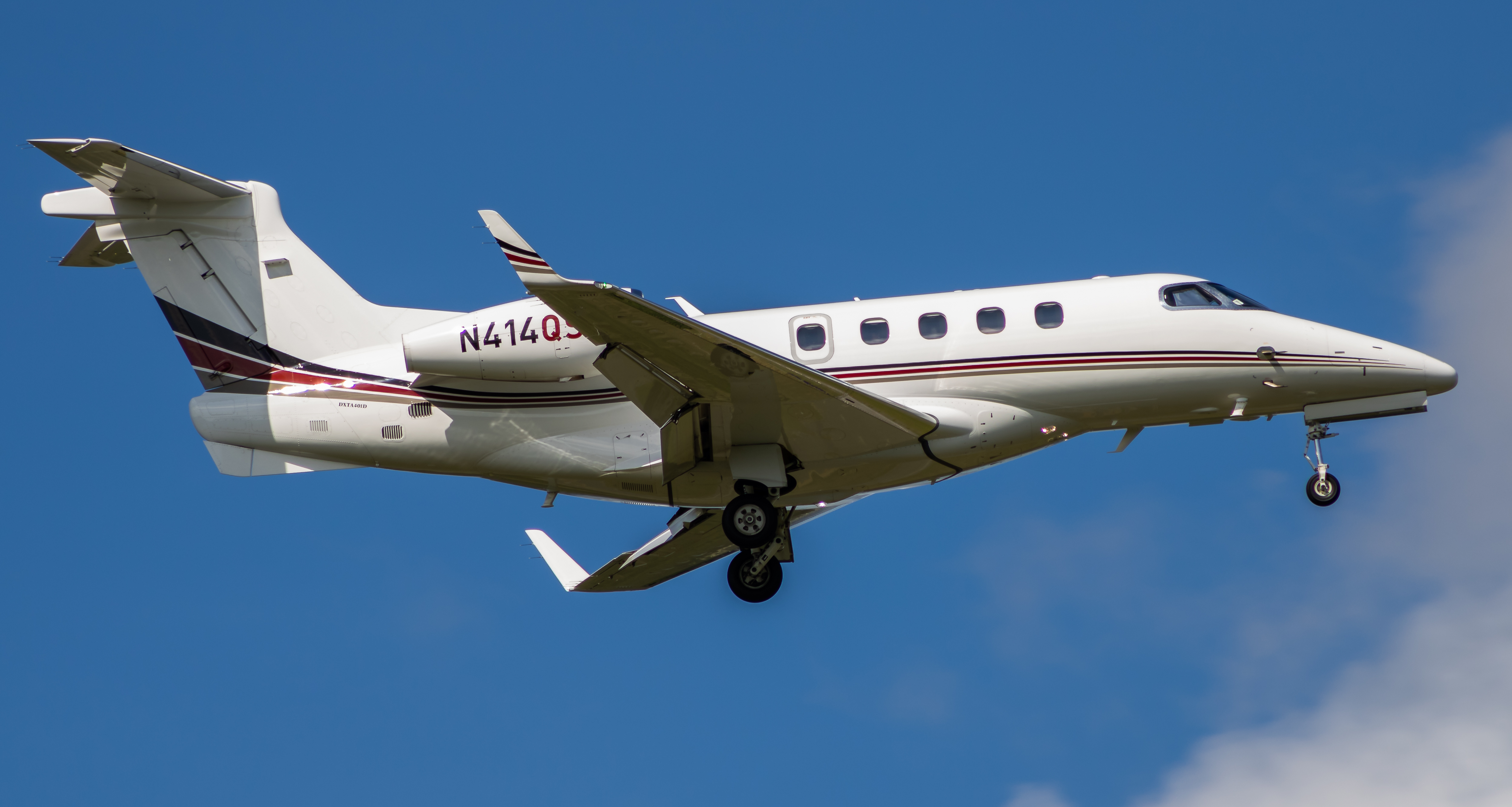 Full size: NetJets Embraer Phenom 300 N414QS at Washington Dulles International Airport