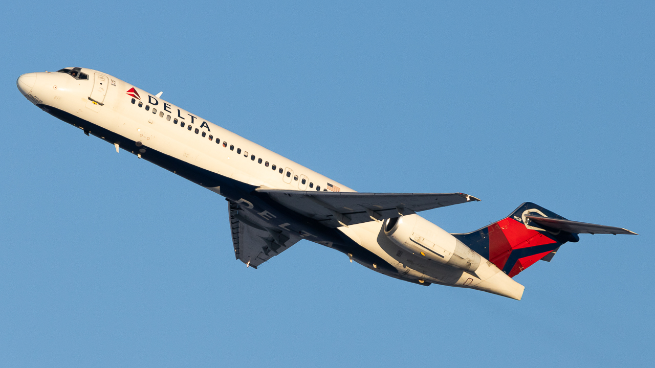 Full size: Delta Airlines Boeing 717-200 N990AT at Detroit Metro Wayne County Airport