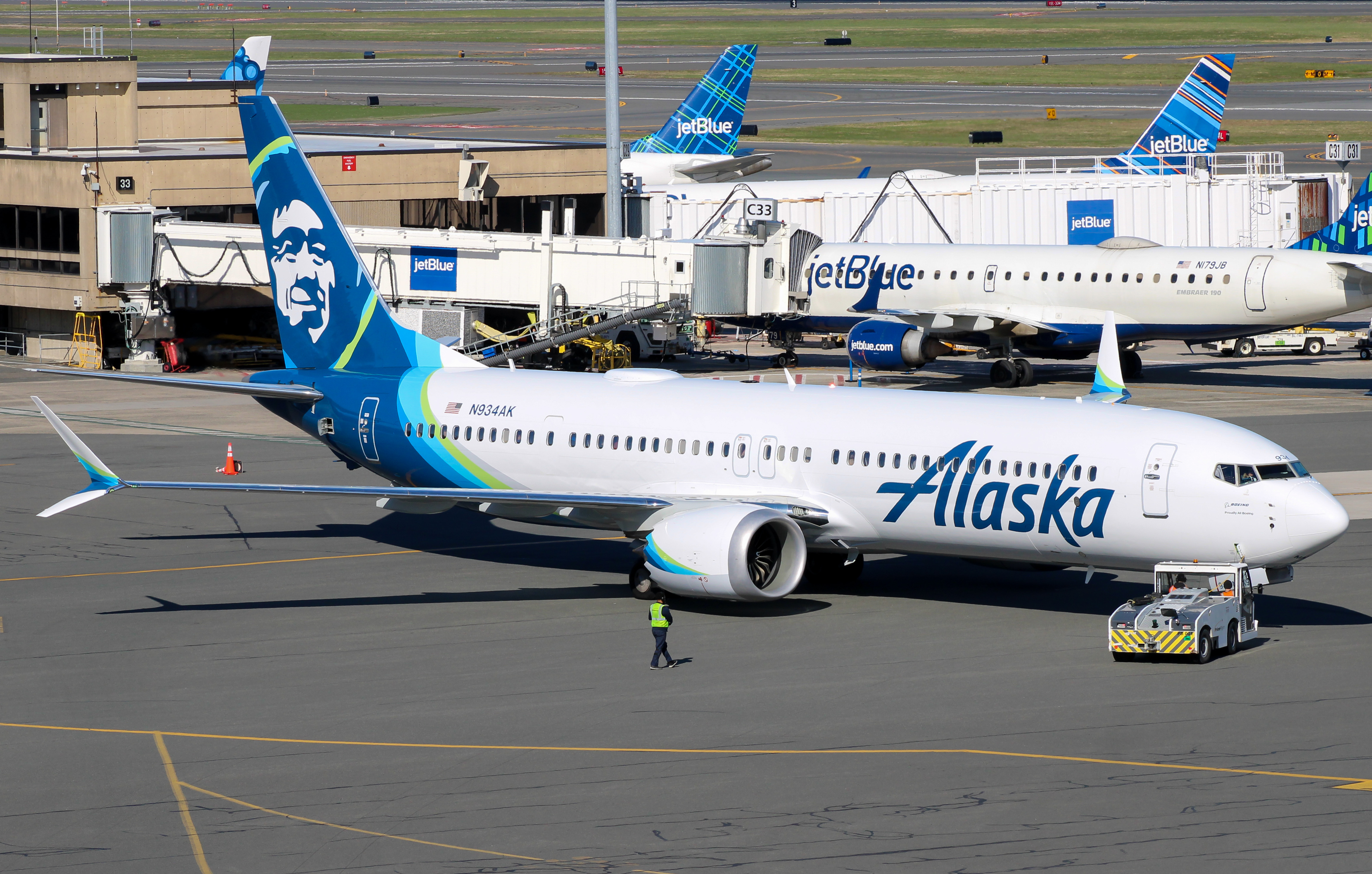 Full size: Alaska Airlines Boeing 737 MAX 9 N934AK at General Edward Lawrence Logan International Airport