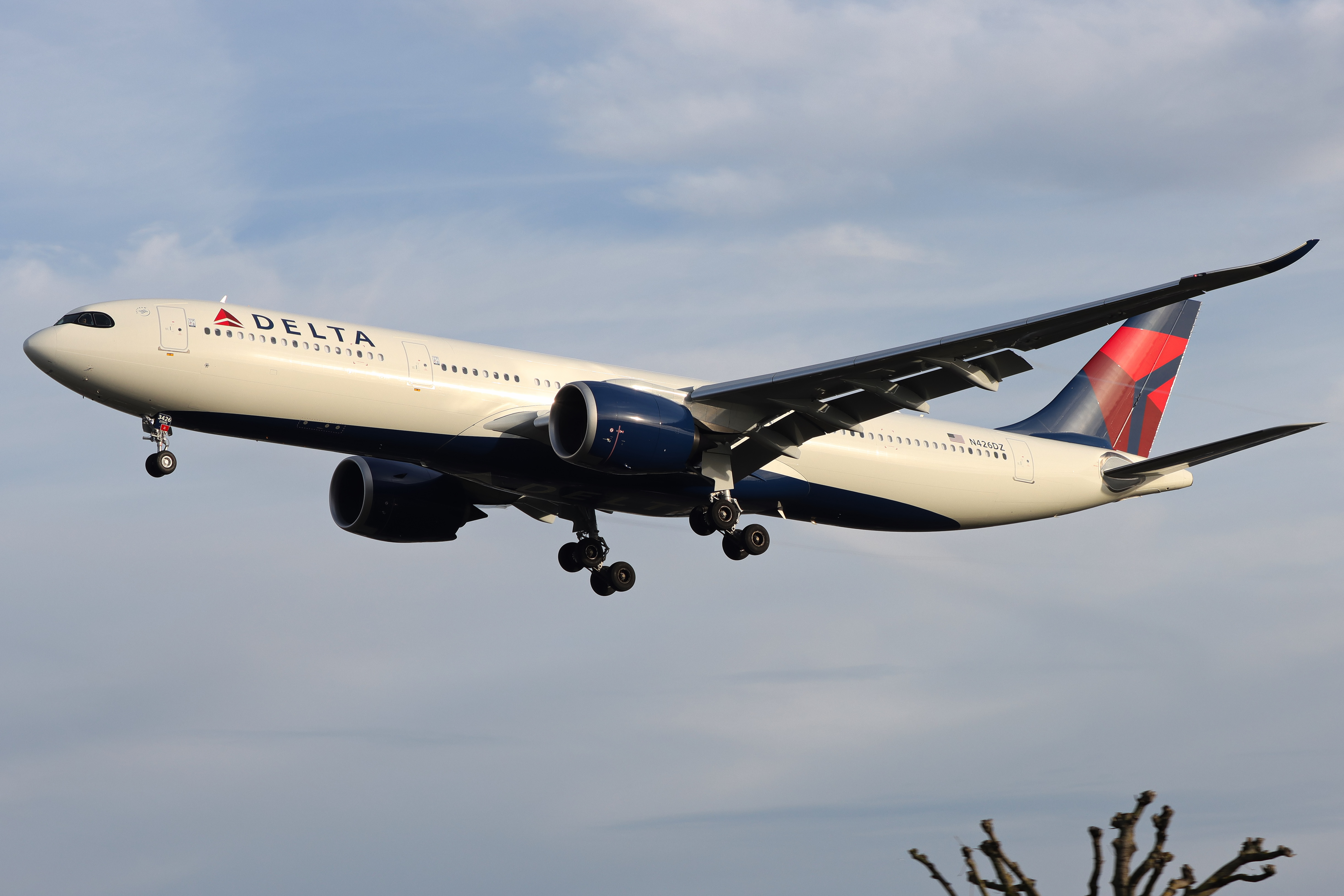 Full size: Delta Airlines Airbus A330-900 N426DZ at London Heathrow International Airport