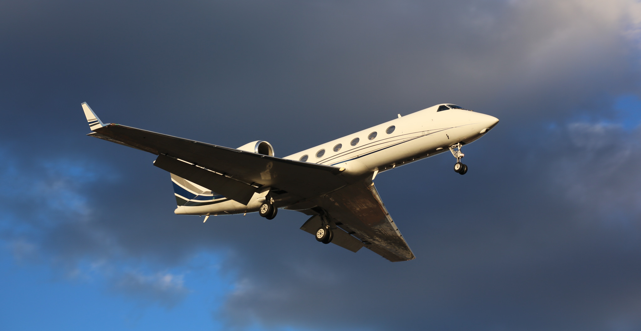 Full size: PRIVATE Gulfstream G400 N455MB at Teterboro Airport