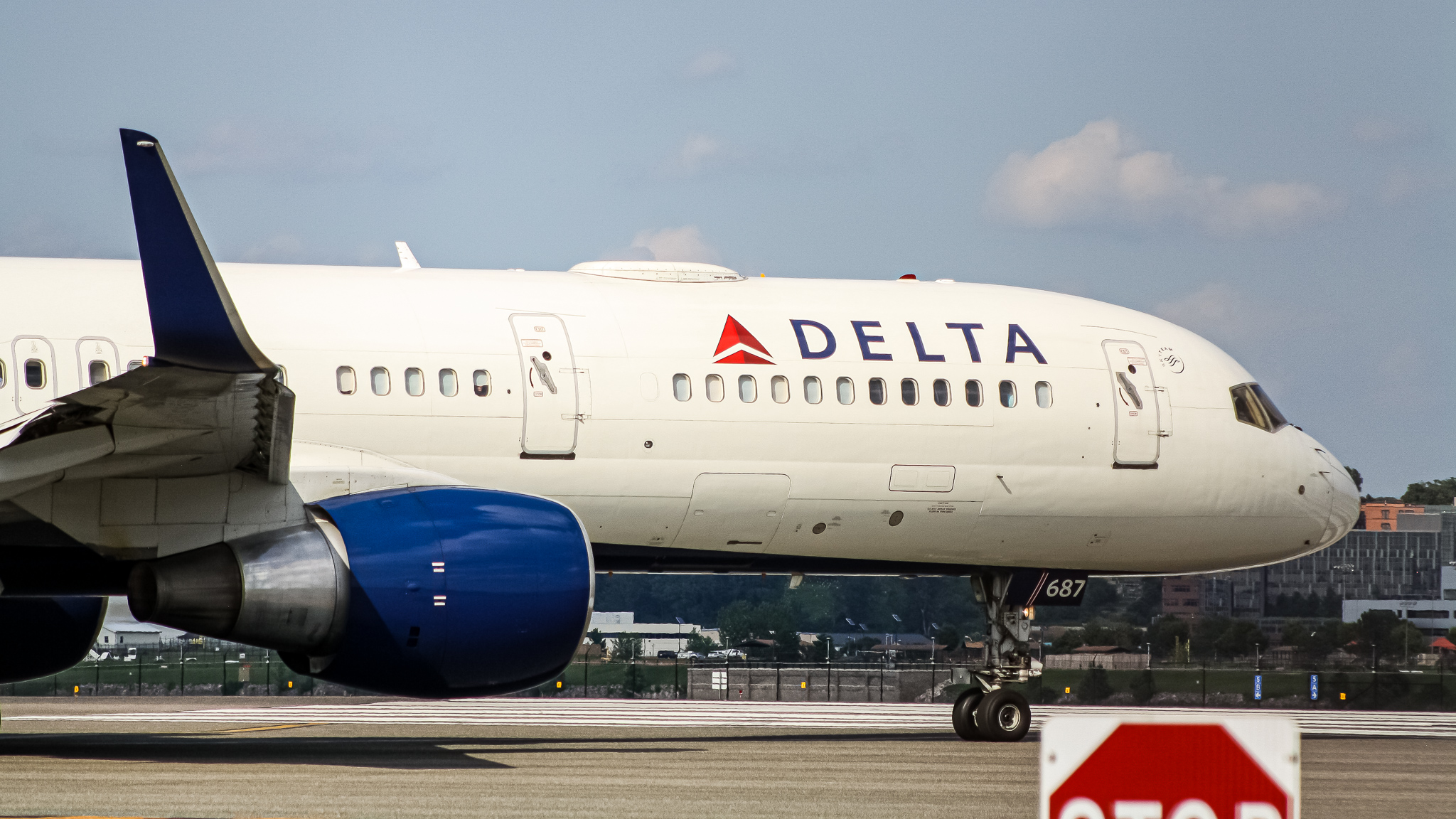 Full size: Delta Airlines Boeing 757-200 N687DL at Ronald Reagan National Airport