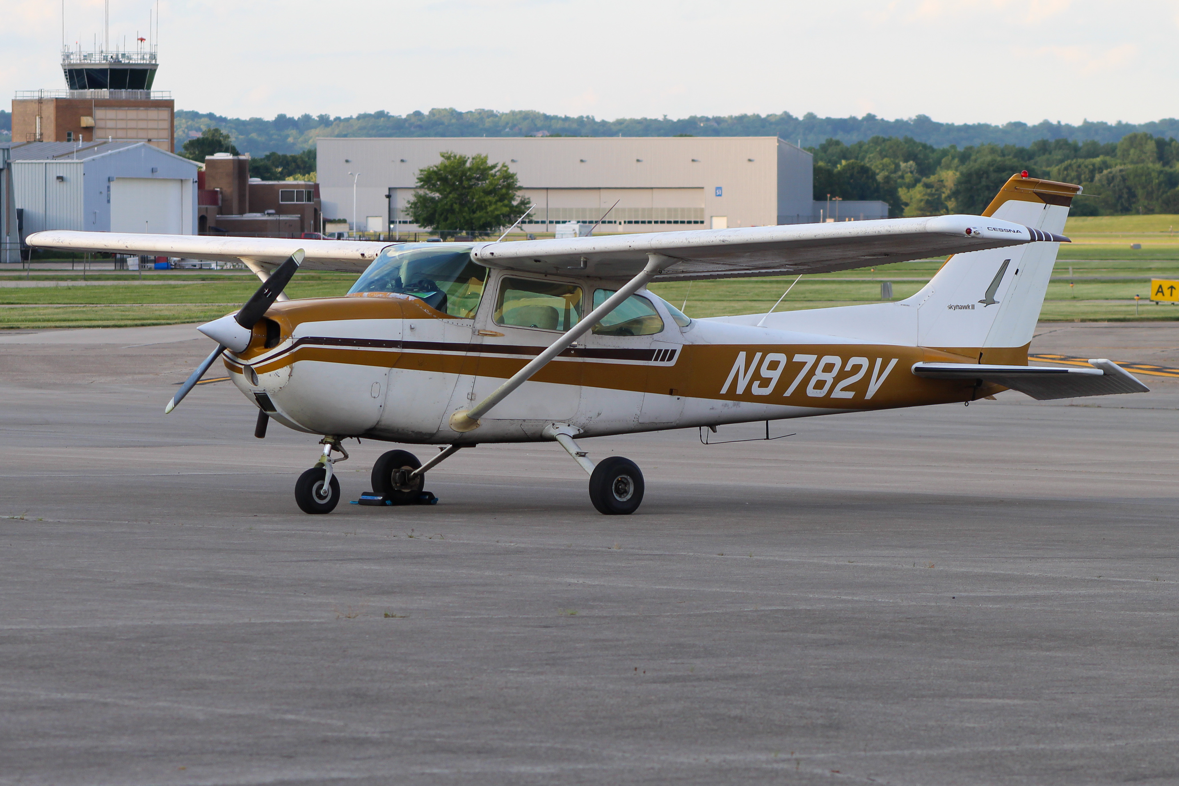 Full size: PRIVATE Cessna 172 N9782V at Cincinnati Municipal Airport/Lunken Field