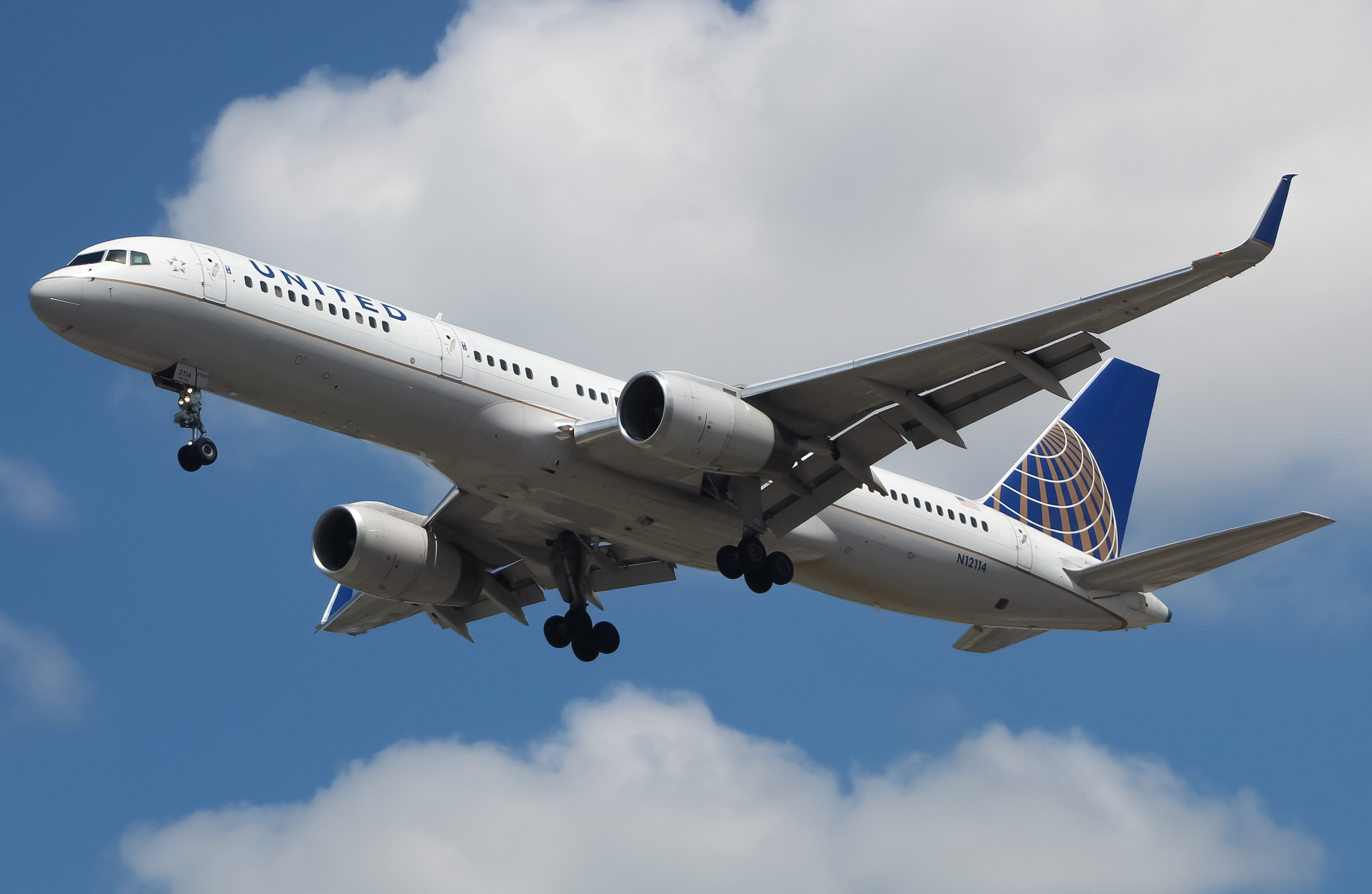 Full size: United Airlines Boeing 757-200 N12114 at Newark Liberty International Airport