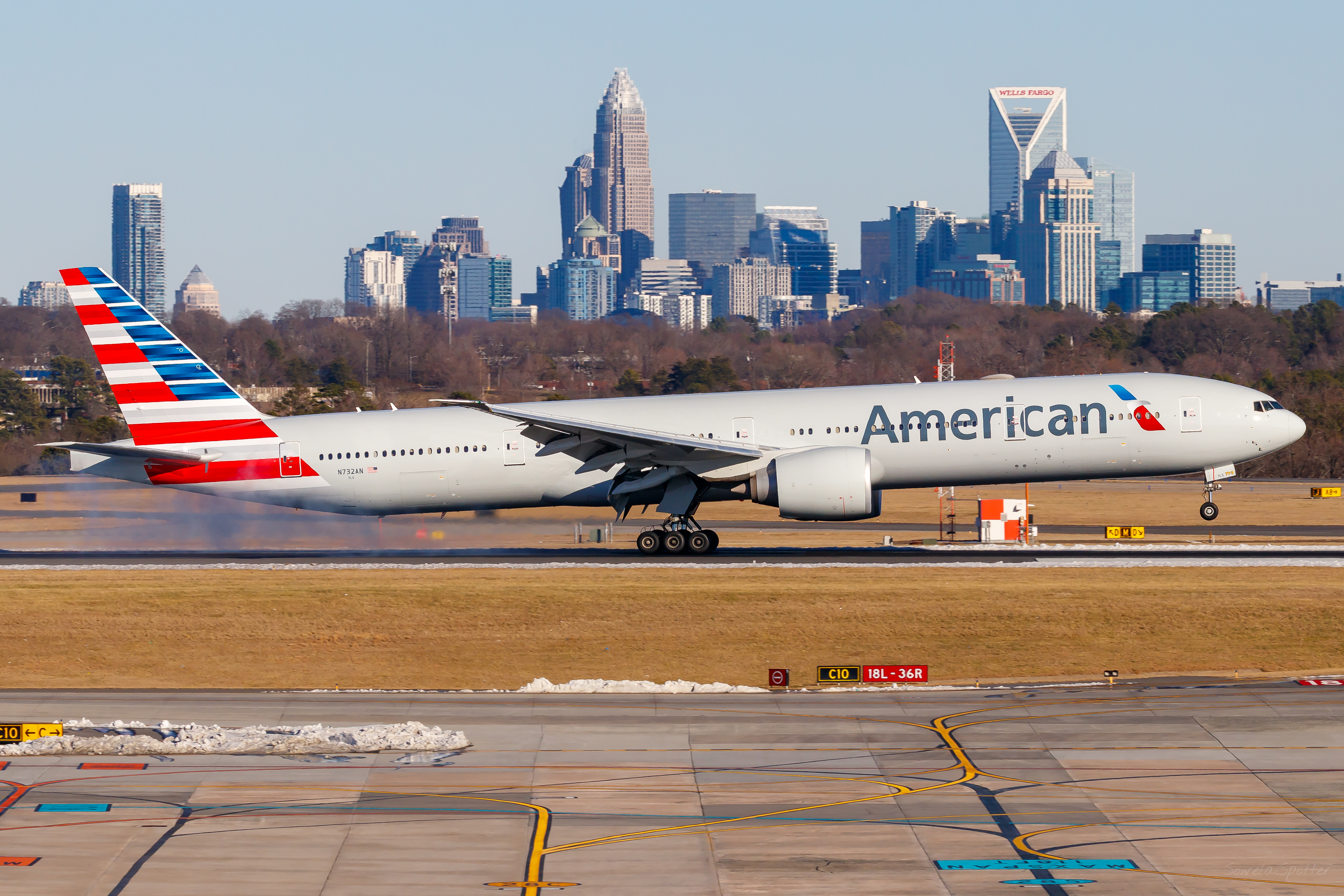 Full size: American Airlines Boeing 777-300ER N732AN at Charlotte/Douglas International Airport