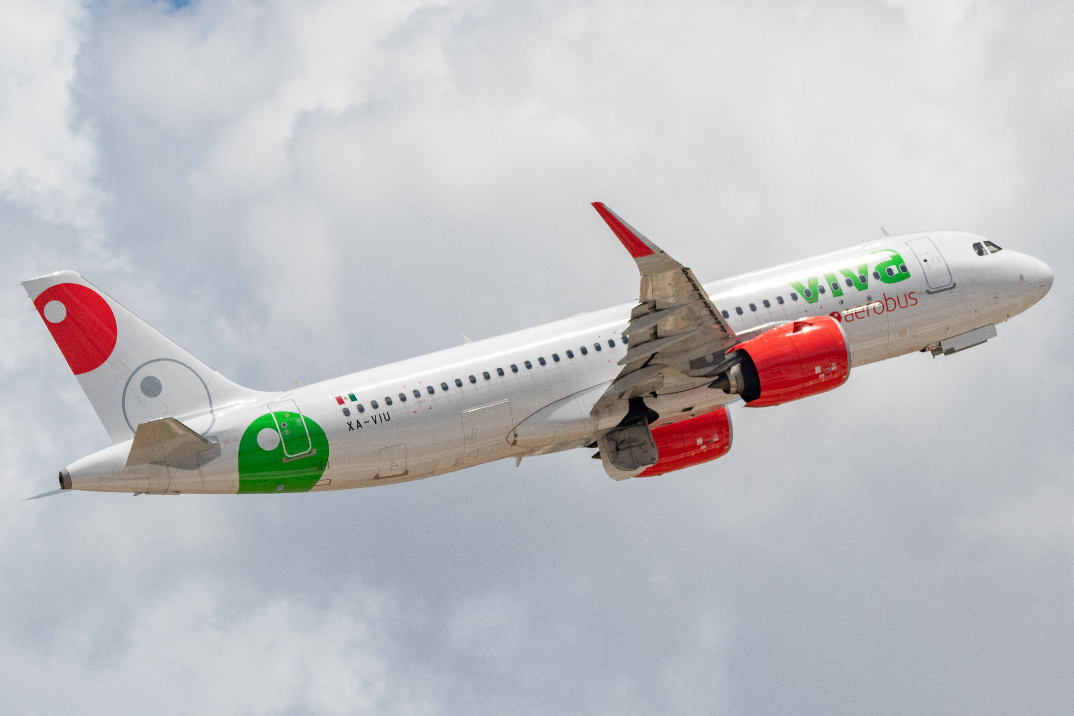 Full size: VivaAerobus Airbus A320NEO XA-VIU at San Antonio International Airport