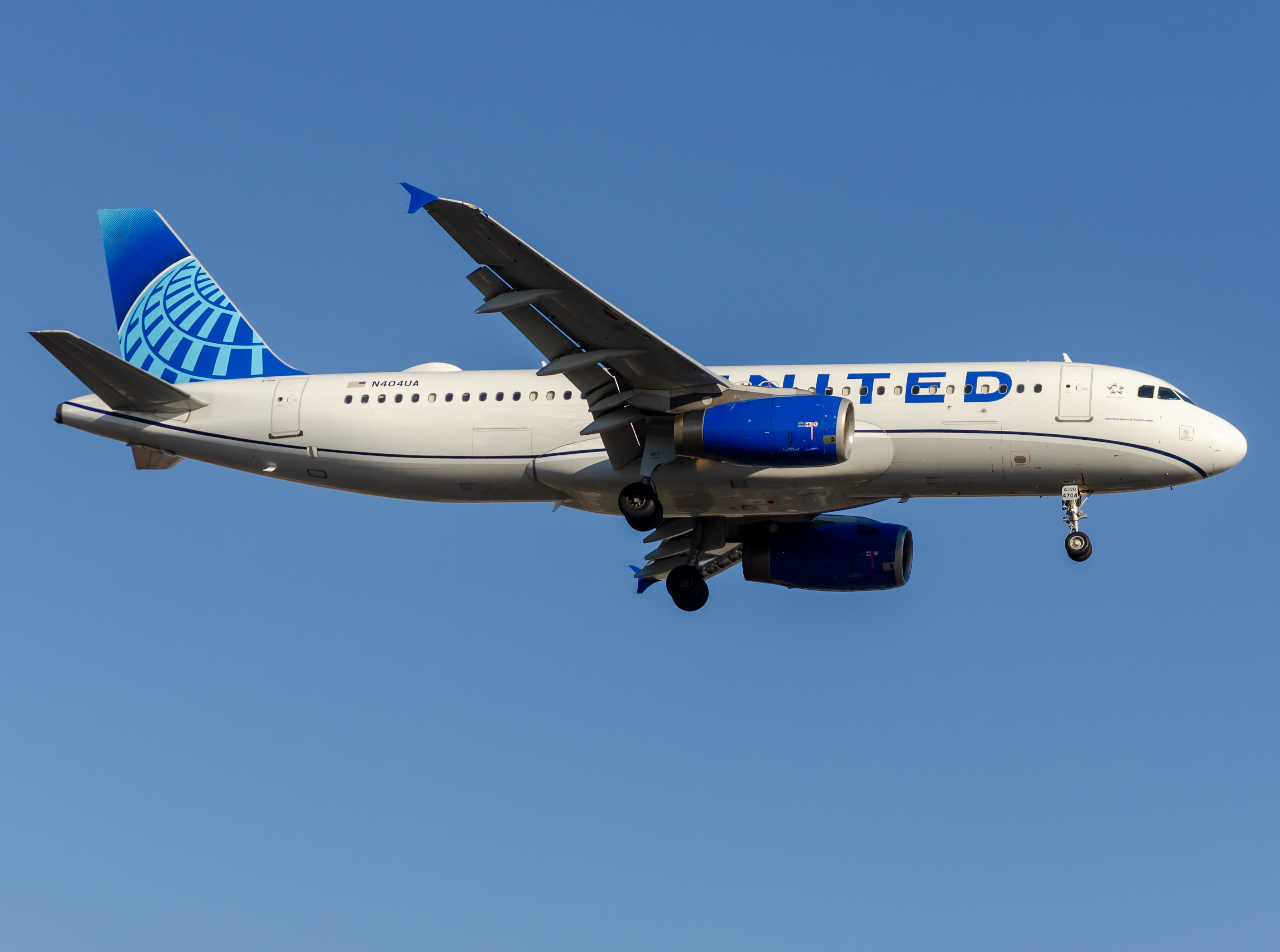 Full size: United Airlines Airbus A320 N404UA at Newark Liberty International Airport
