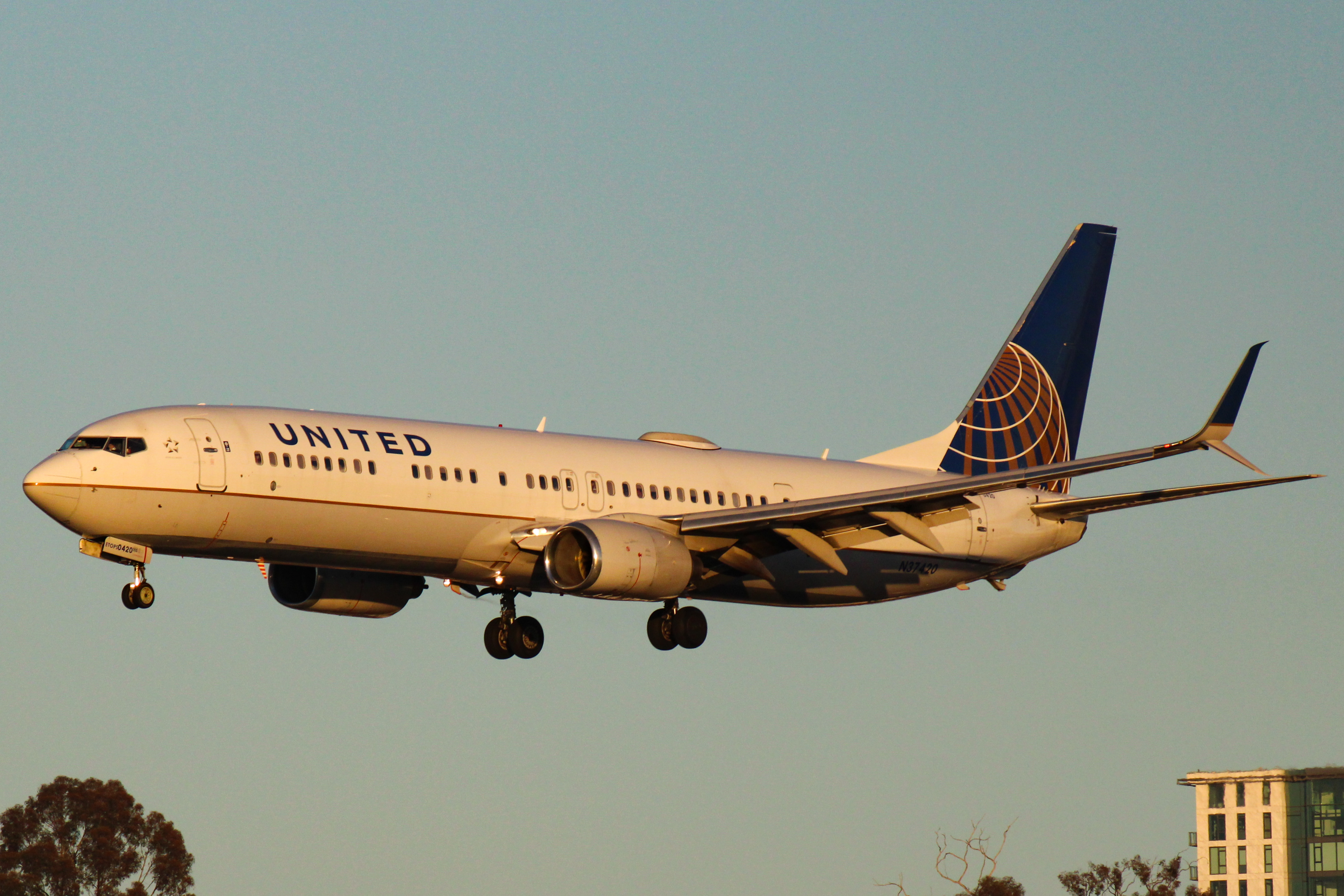 Full size: United Airlines Boeing 737-900ER N37240 at San Diego International Airport