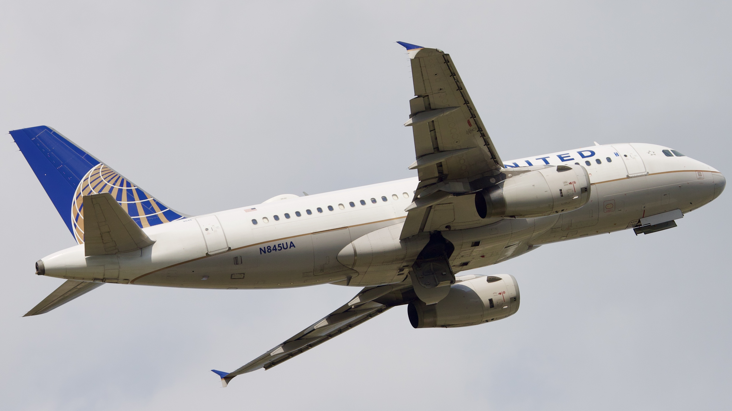 Full size: United Airlines Airbus A320 N845UA at Houston-George Bush Intercontinental Airport