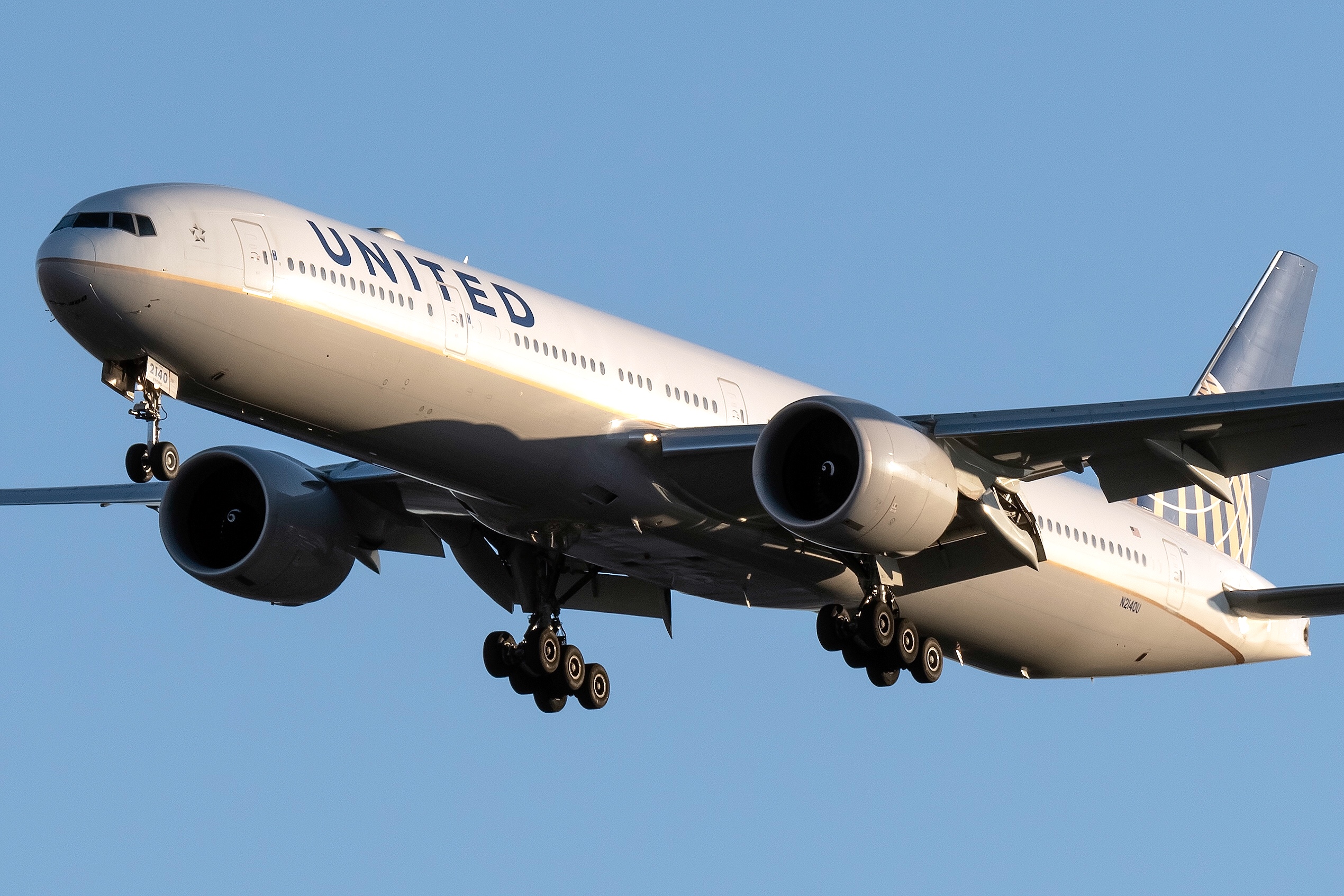 Full size: United Airlines Boeing 777-300ER N2140U at Newark Liberty International Airport