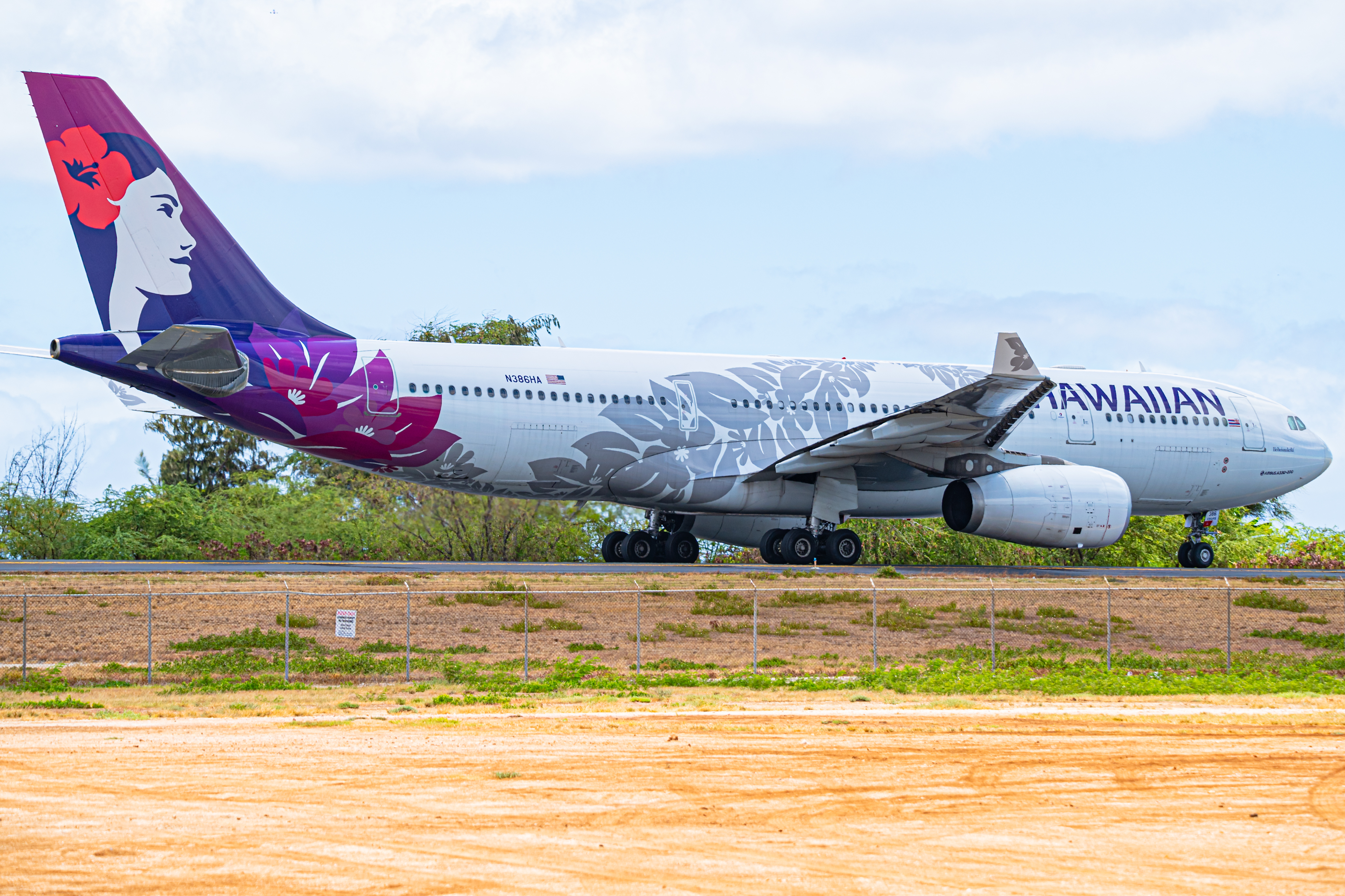 Full size: Hawaiian Airlines Airbus A330-200 N386HA at Daniel K Inouye International Airport